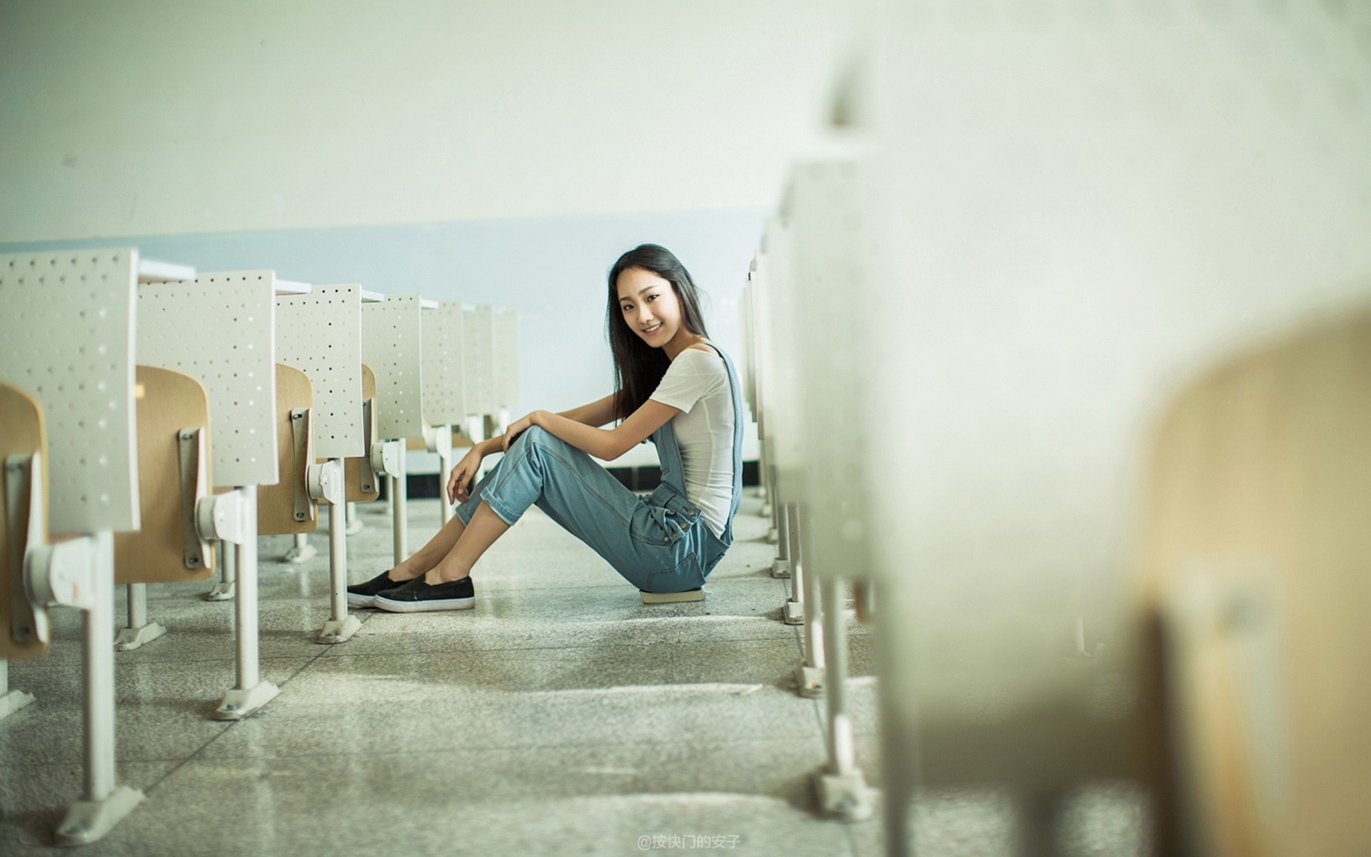 Asian woman sitting in a classroom HD Wallpaper