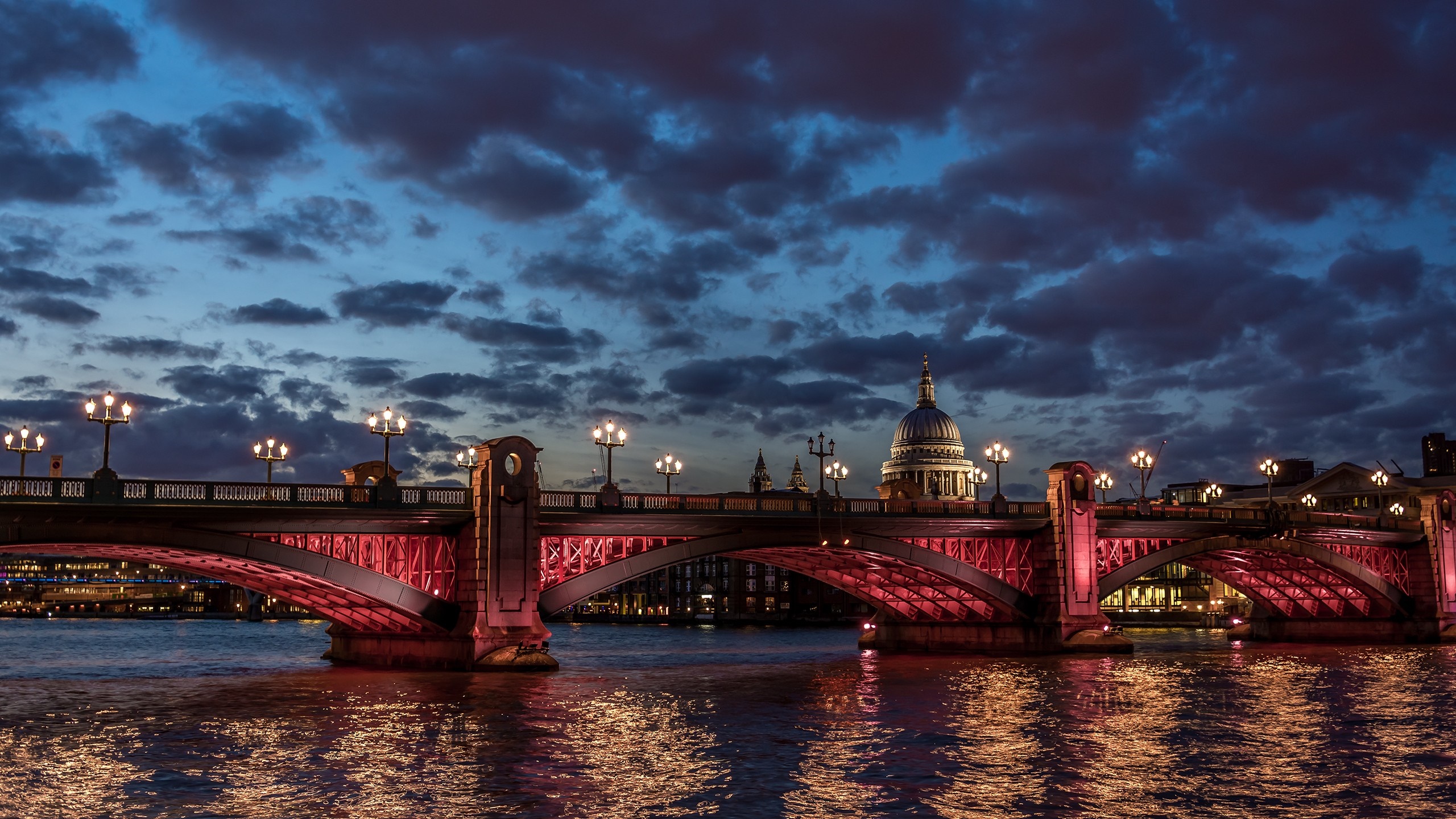 London Bridge at dusk with St. Paul's Cathedral HD Wallpaper