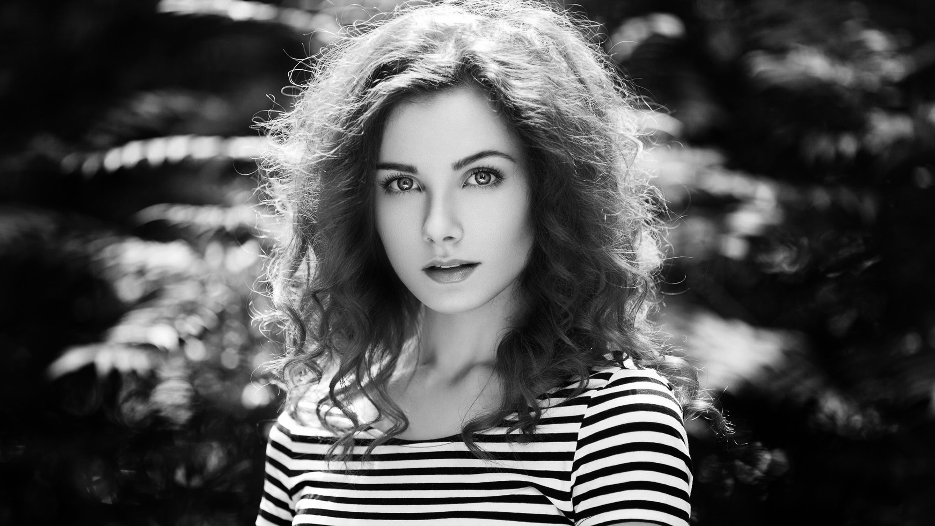 Black and white portrait of a woman with curly hair HD Wallpaper
