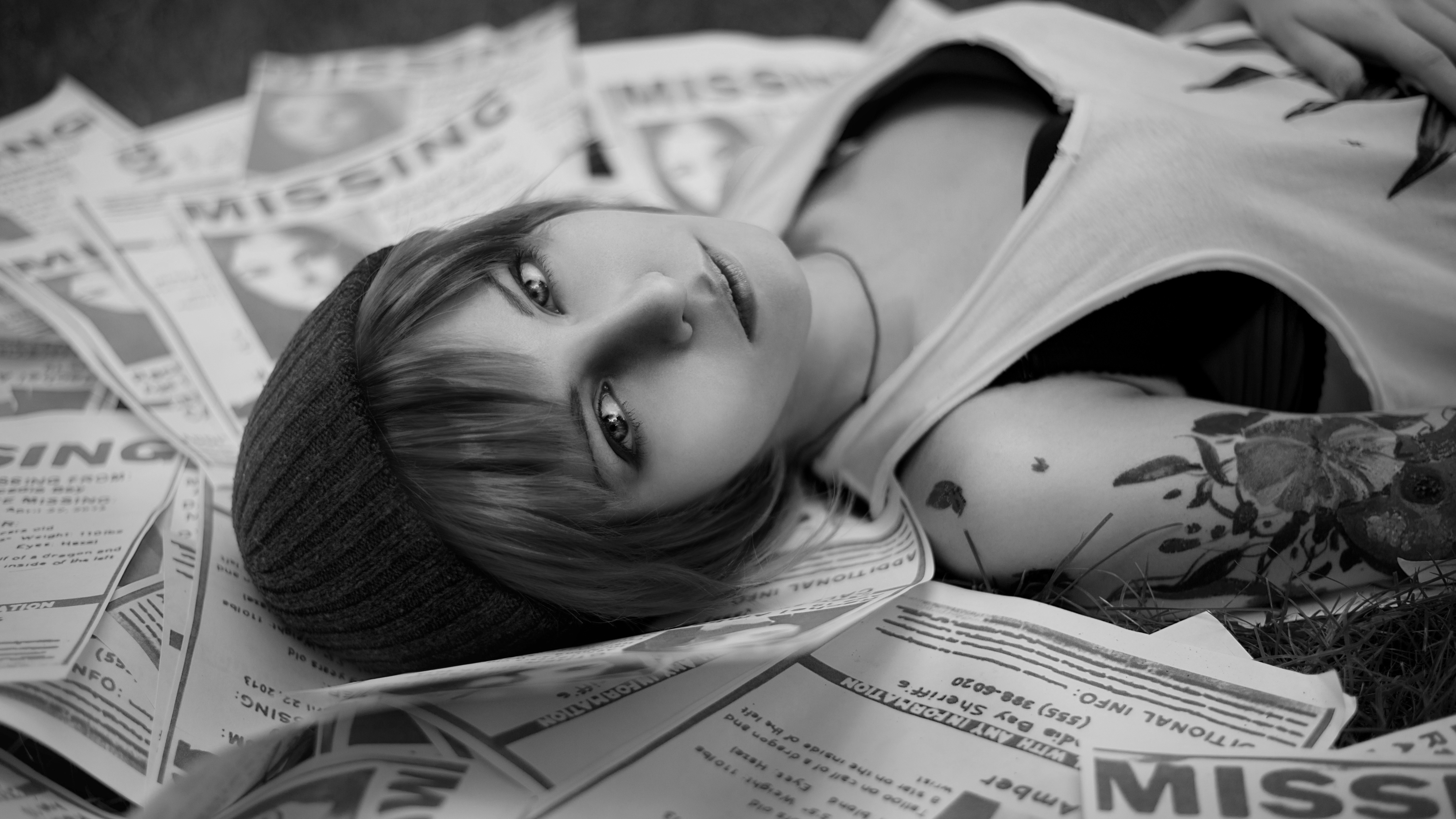 Chloe Price from Life Is Strange lying on missing posters HD Wallpaper