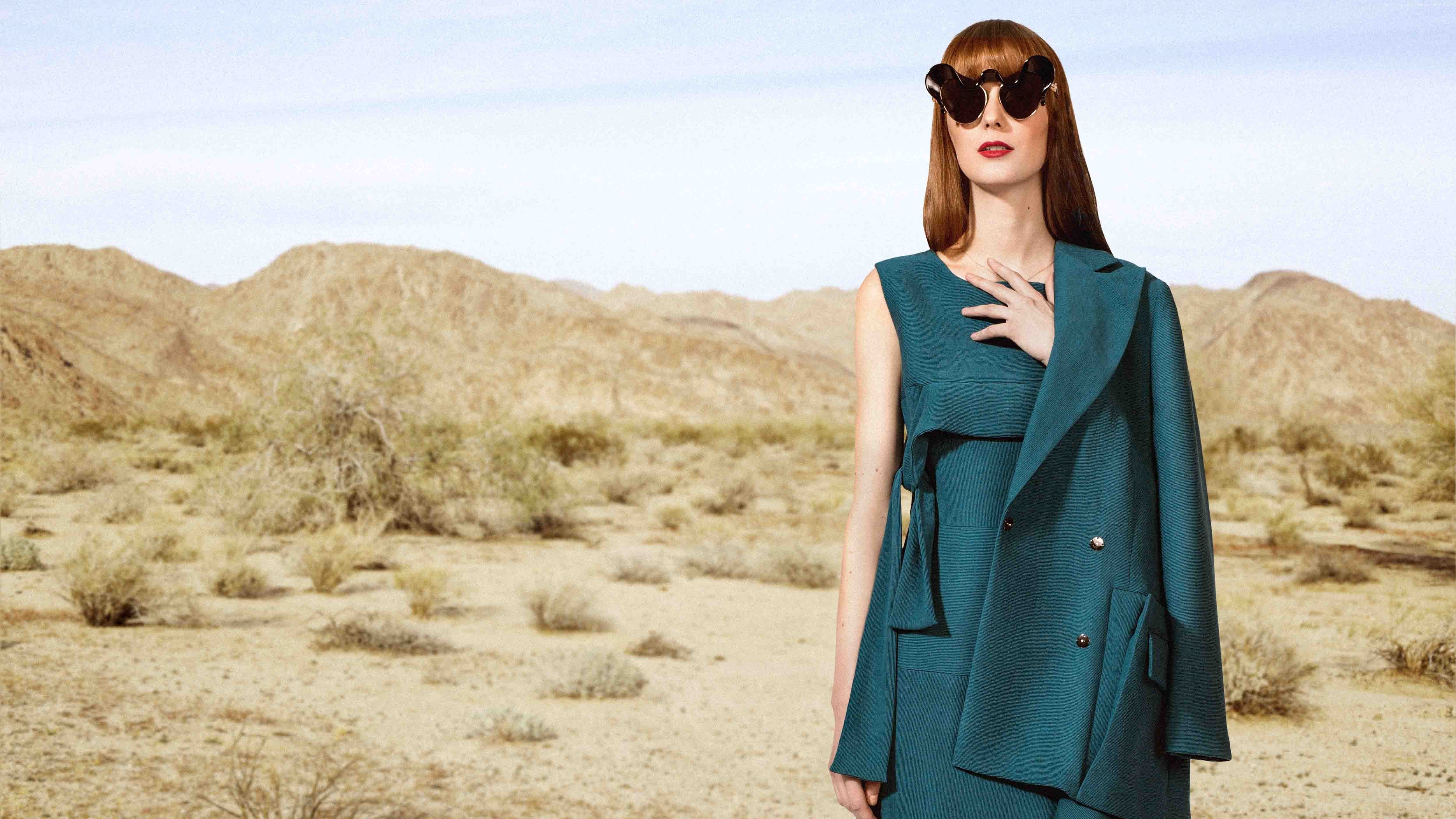 Fashion model Giedre Kiaulenaite in desert landscape HD Wallpaper