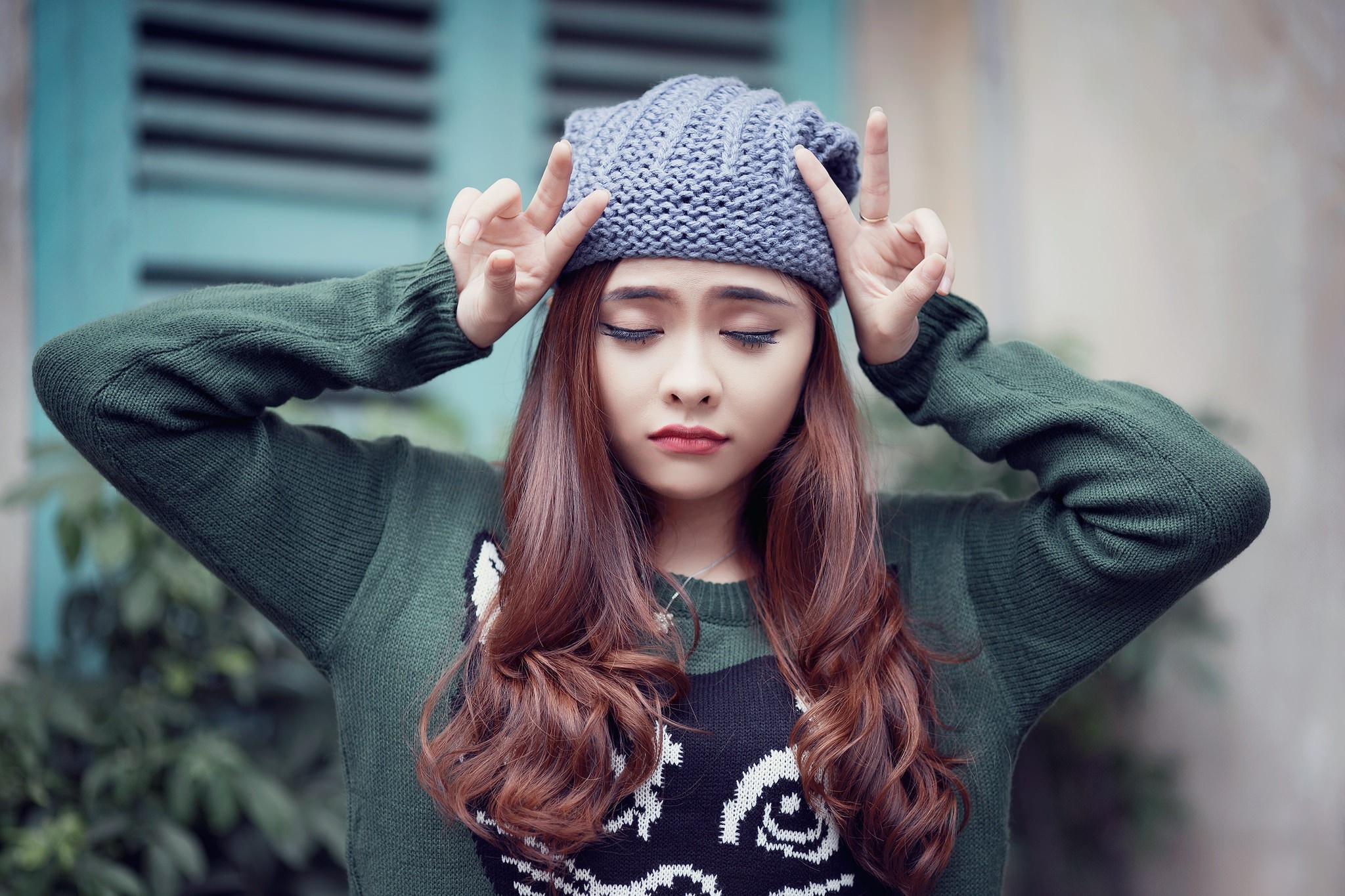 Young woman wearing a knitted hat and sweater HD Wallpaper