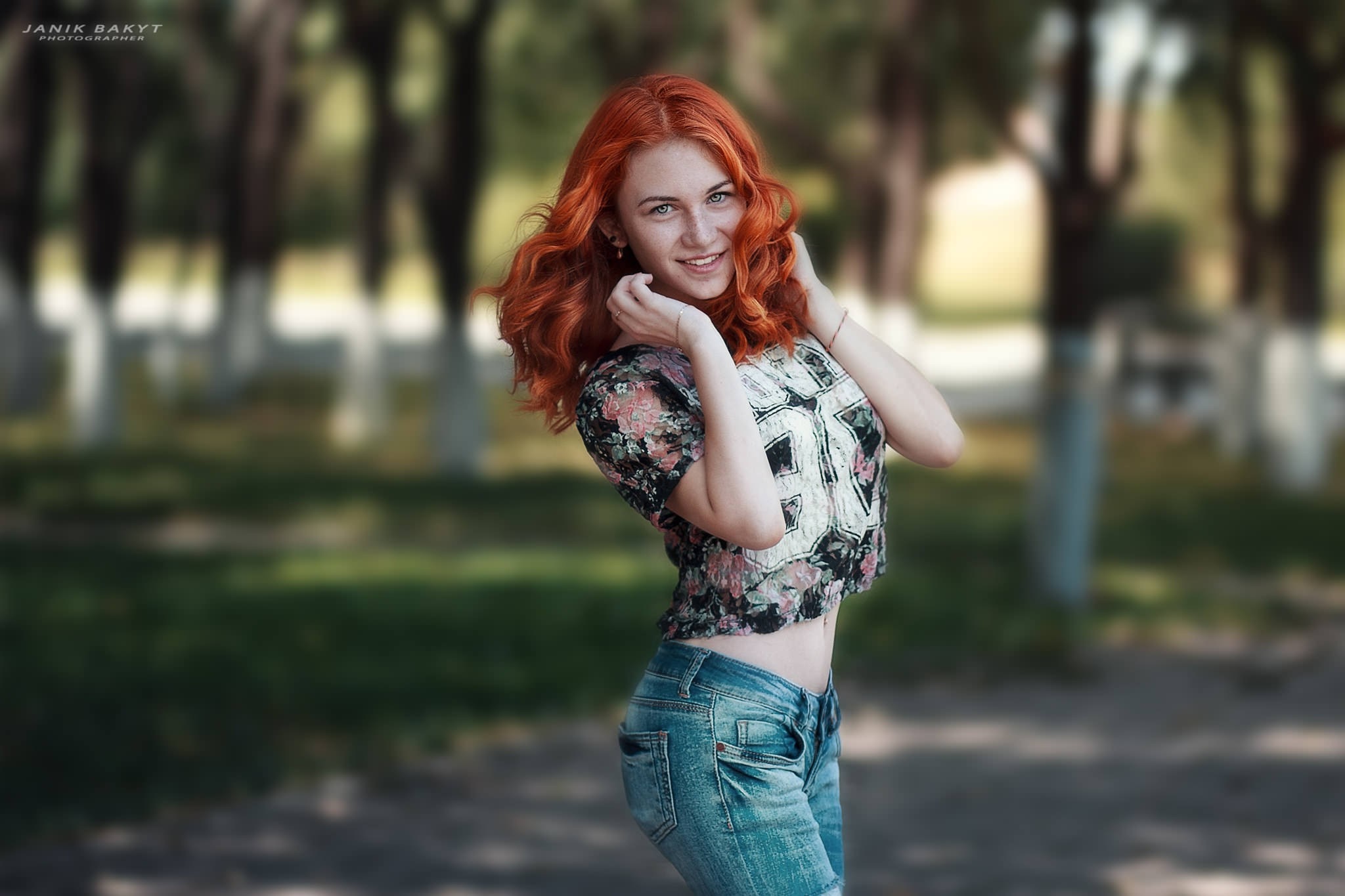 Redhead woman in floral crop top and jeans HD Wallpaper
