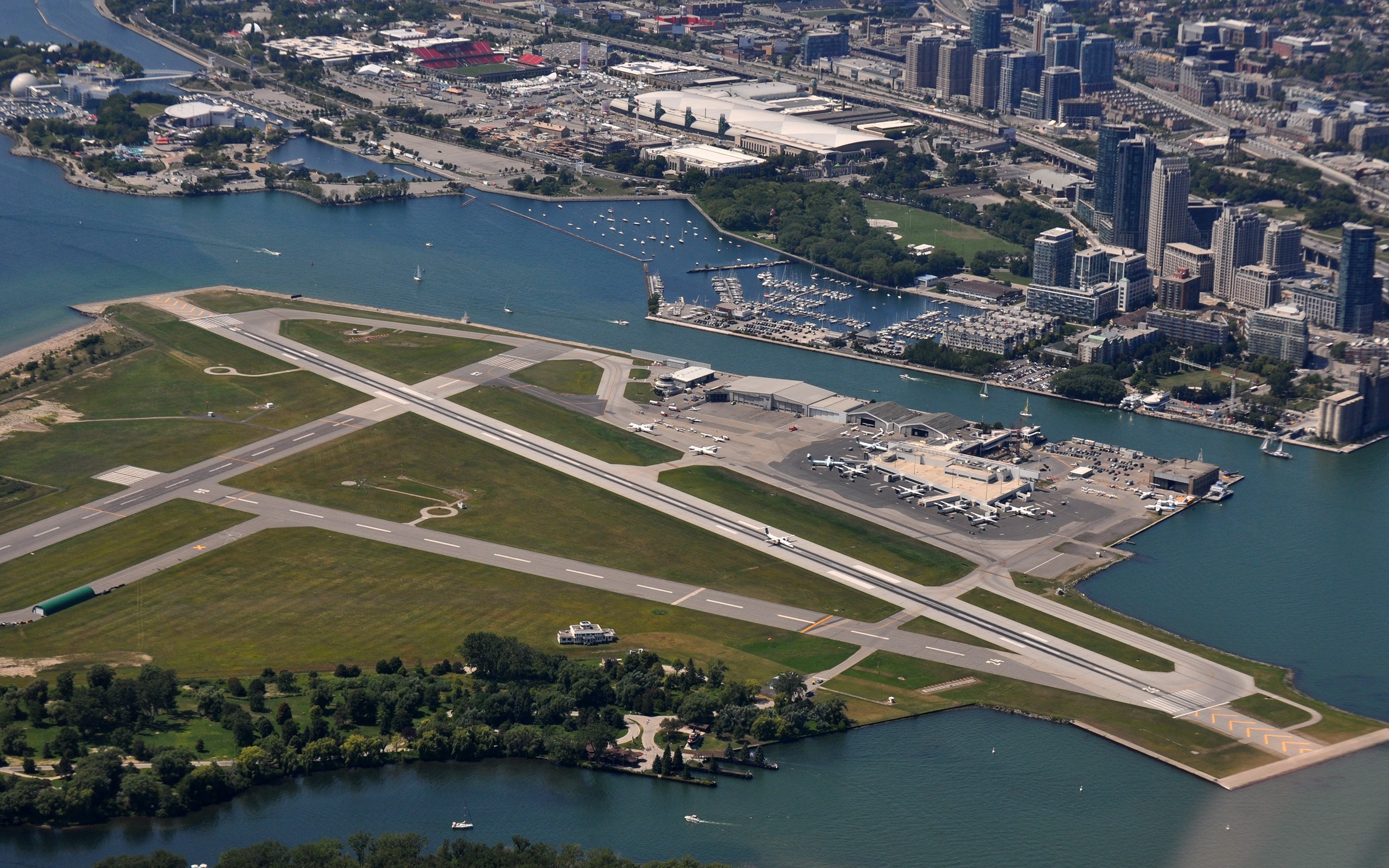 Toronto Island Airport with city skyline and marina HD Wallpaper