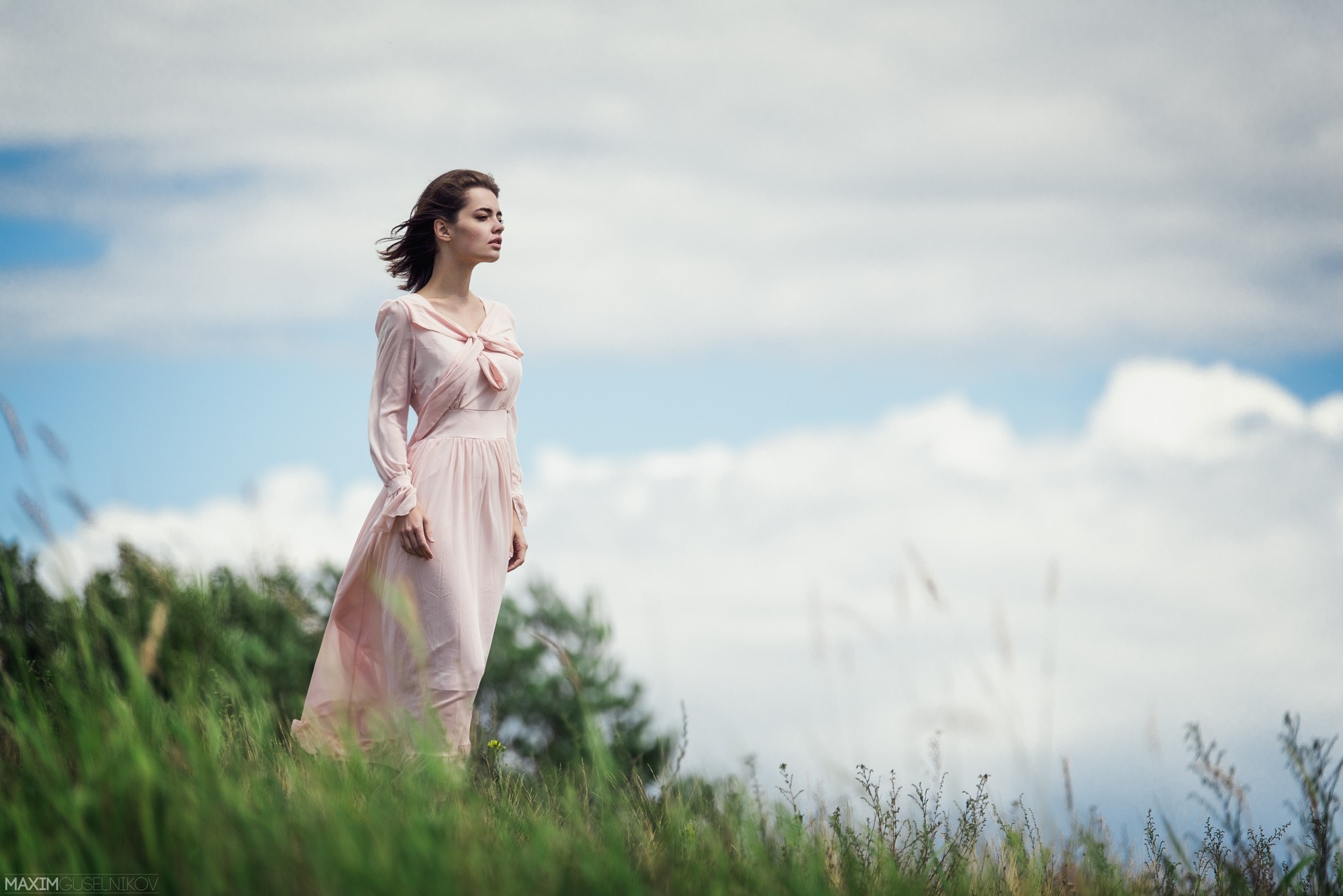 Woman in a pink dress in a field HD Wallpaper