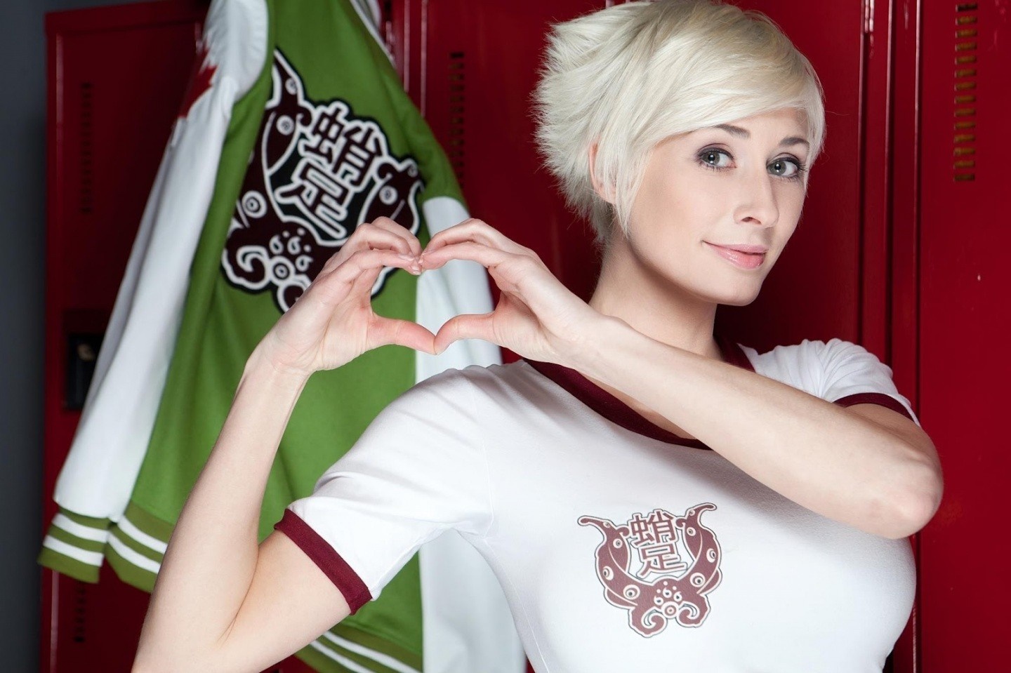 Woman with blonde hair making a heart shape with her hands HD Wallpaper