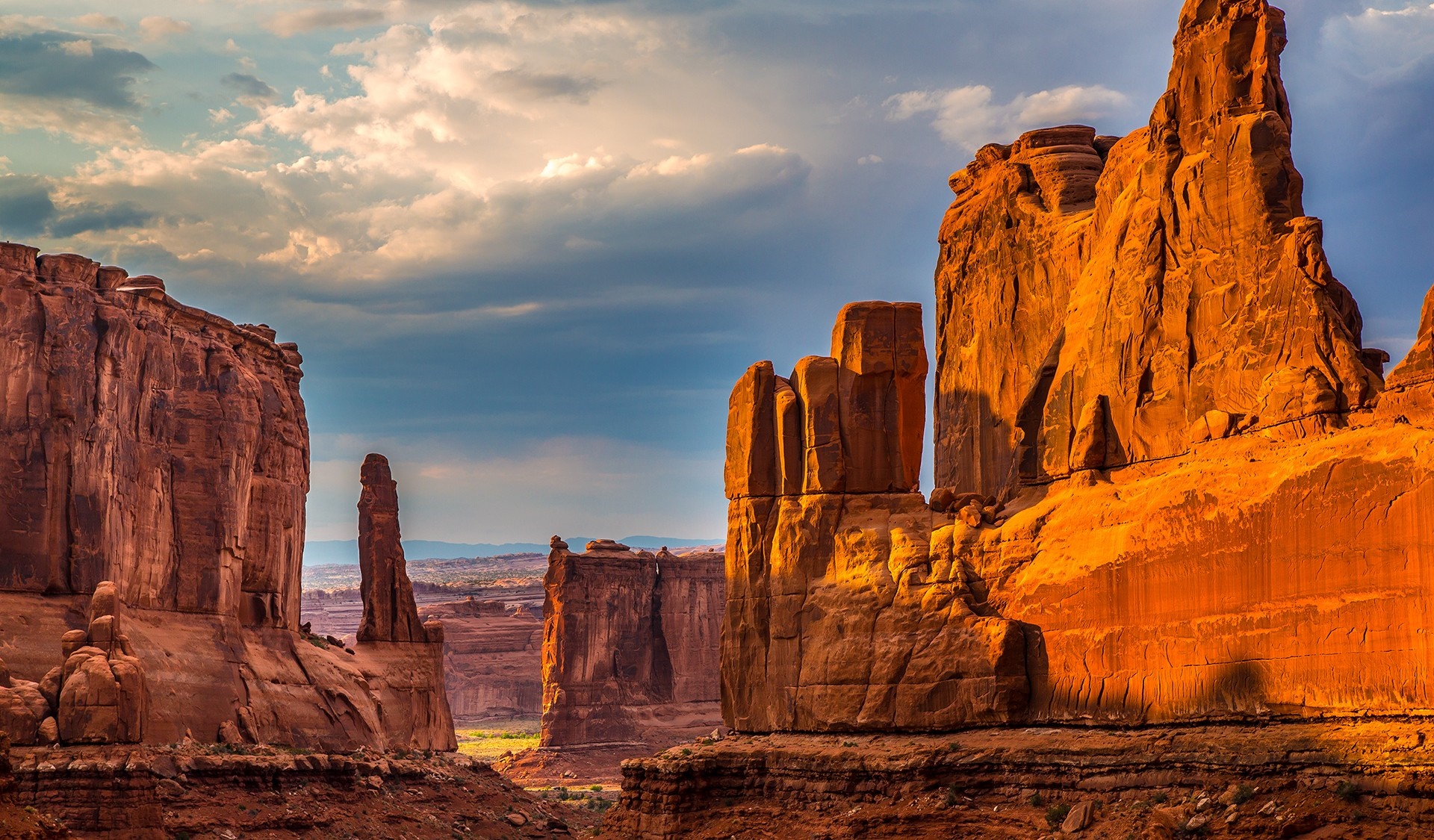 Arches National Park rock formations at sunset HD Wallpaper