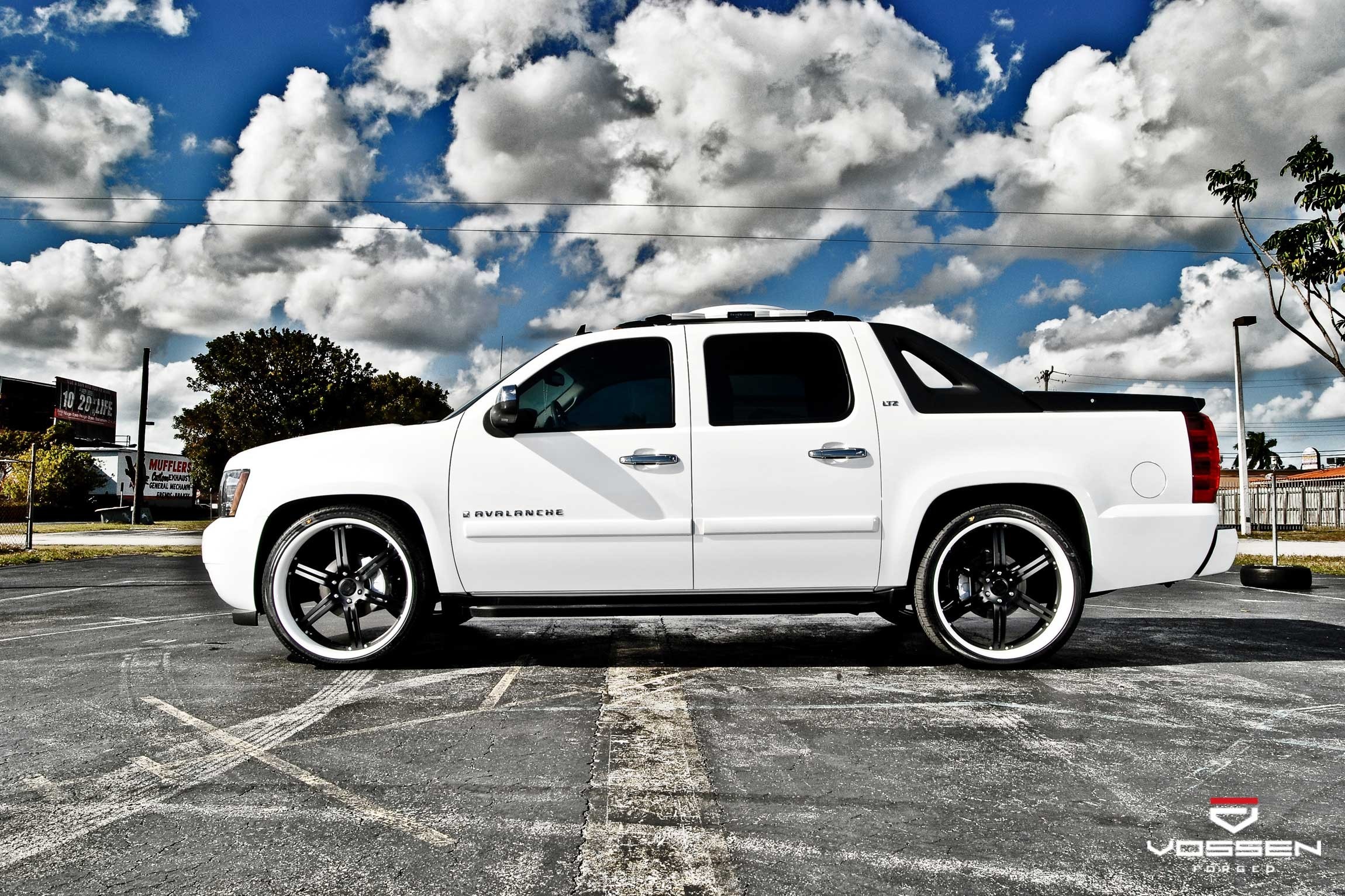 White Chevrolet Avalanche with custom wheels HD Wallpaper