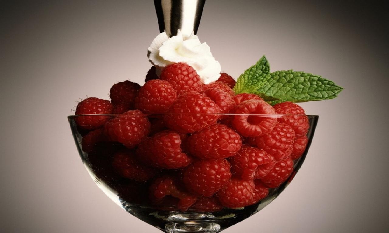 Raspberries with whipped cream and mint HD Wallpaper