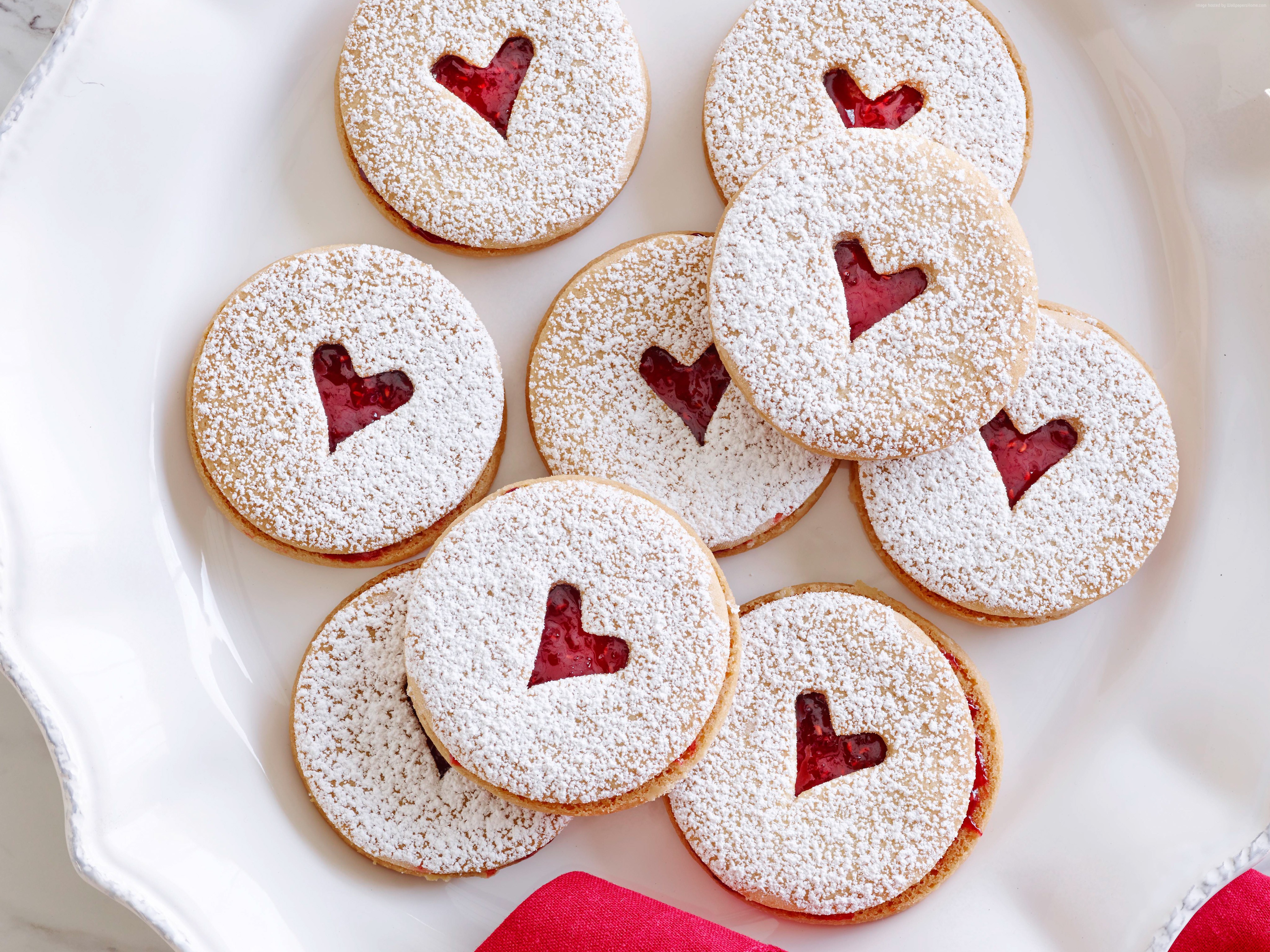 Heart-shaped jam cookies dusted with powdered sugar HD Wallpaper