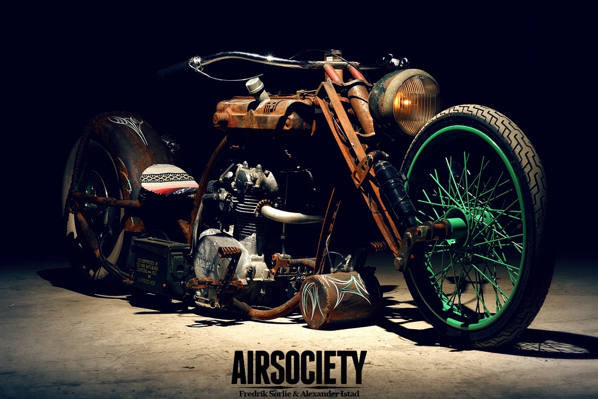 Rusty custom motorcycle with green wheels HD Wallpaper