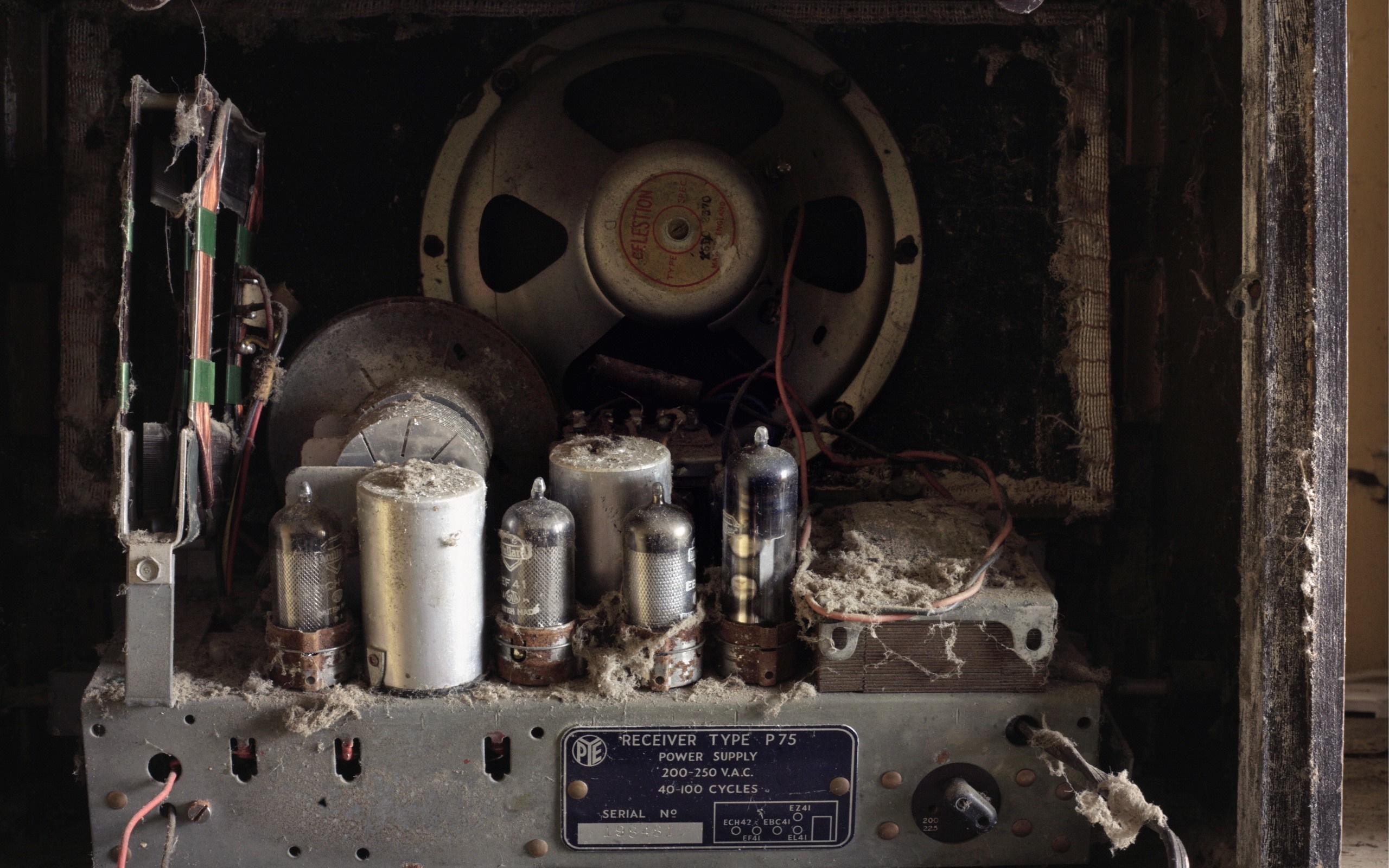 Old receiver with vacuum tubes and speaker HD Wallpaper