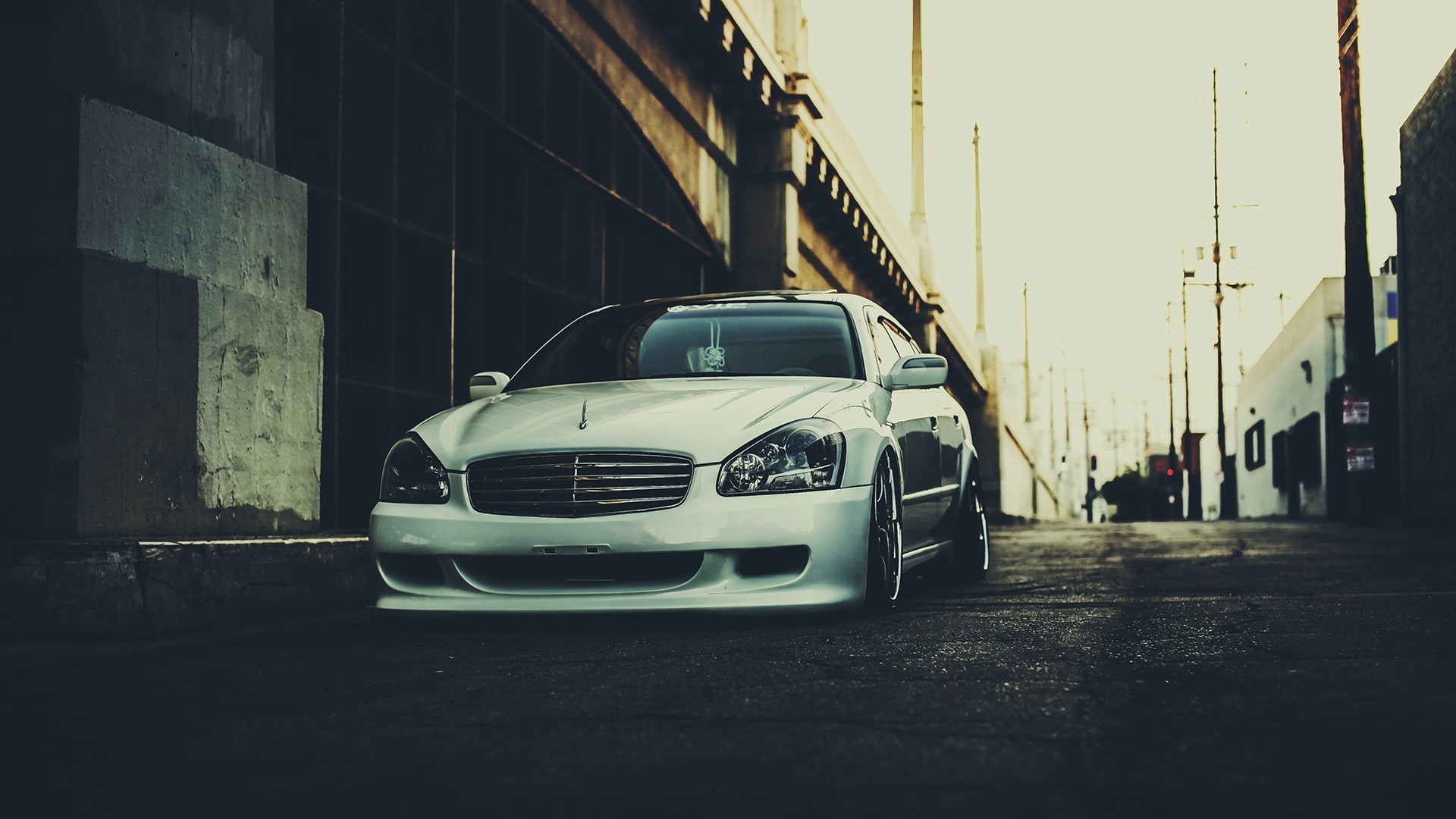 White Infiniti sedan parked in an urban alley HD Wallpaper