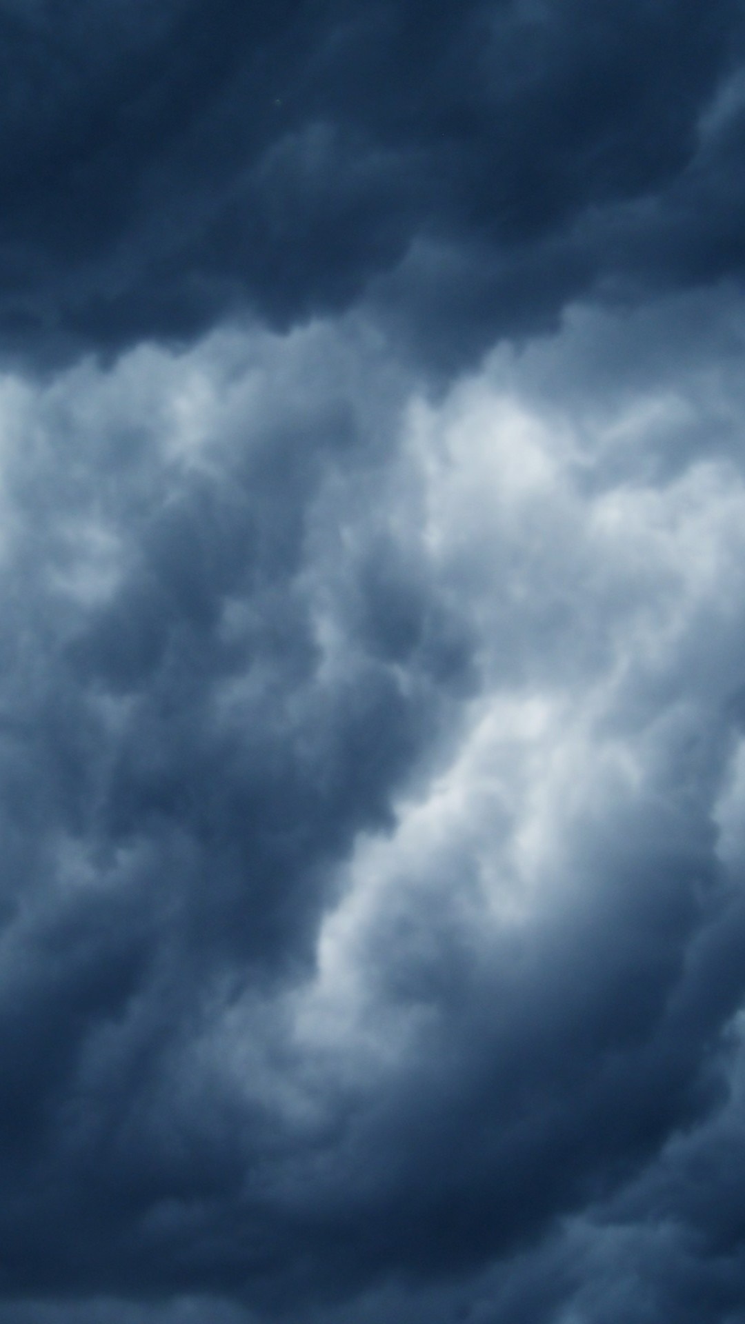 Dark storm clouds gathering in the sky HD Wallpaper