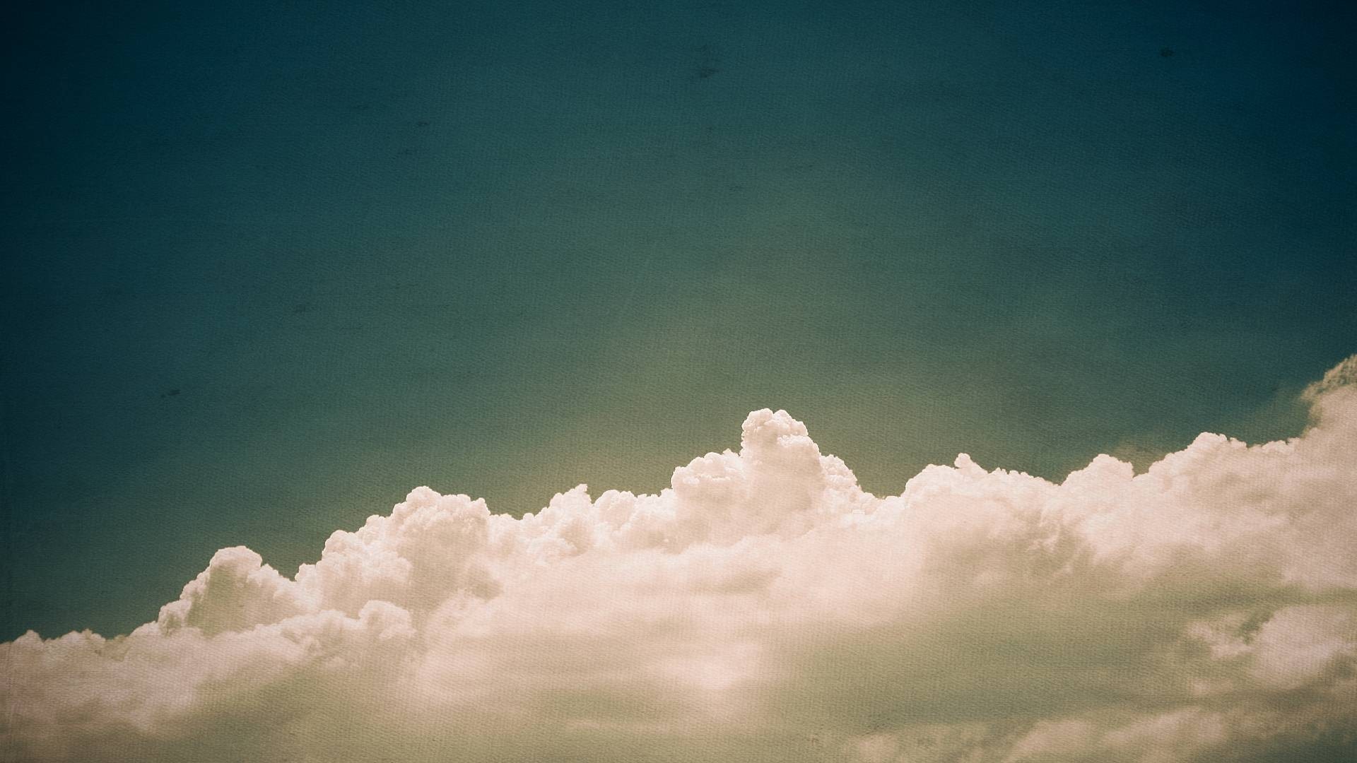 Cumulus clouds against a dark blue sky HD Wallpaper