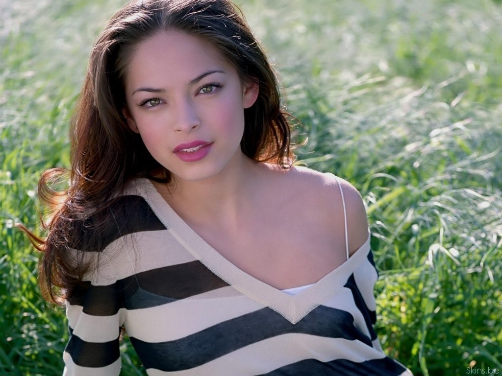 Kristin Kreuk Portrait in Natural Light HD Wallpaper