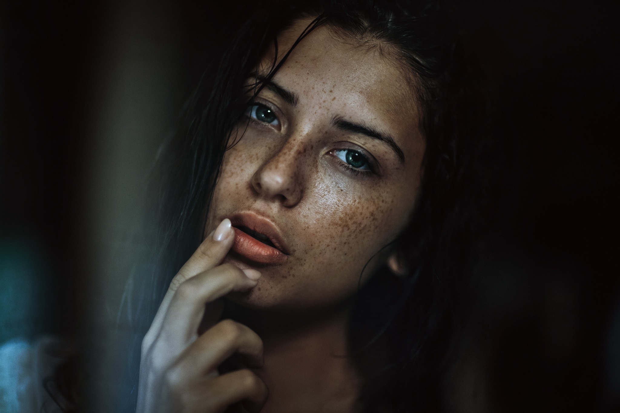 Woman with freckles looking at the camera HD Wallpaper
