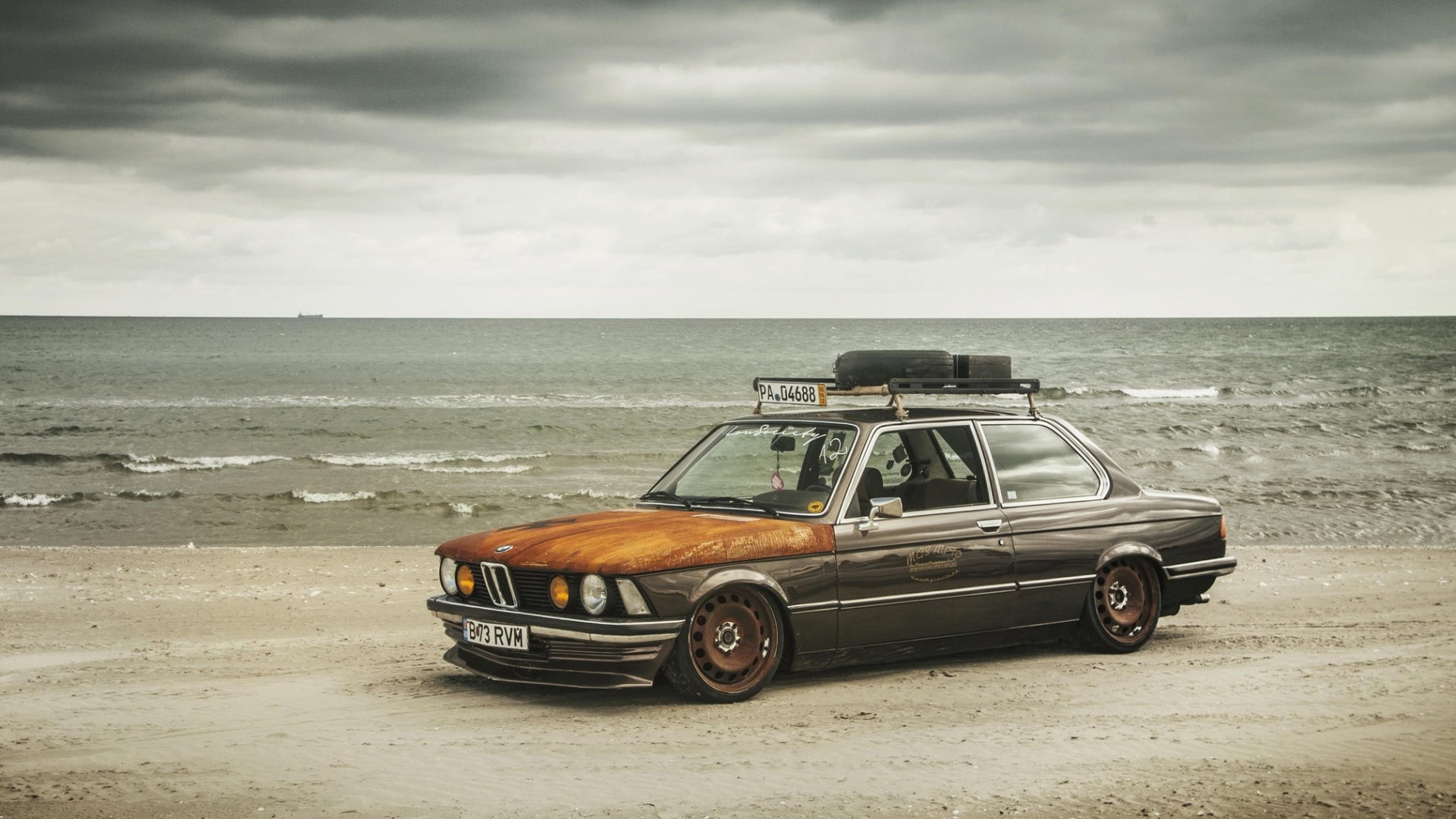 Rusty BMW E30 on a Beach HD Wallpaper