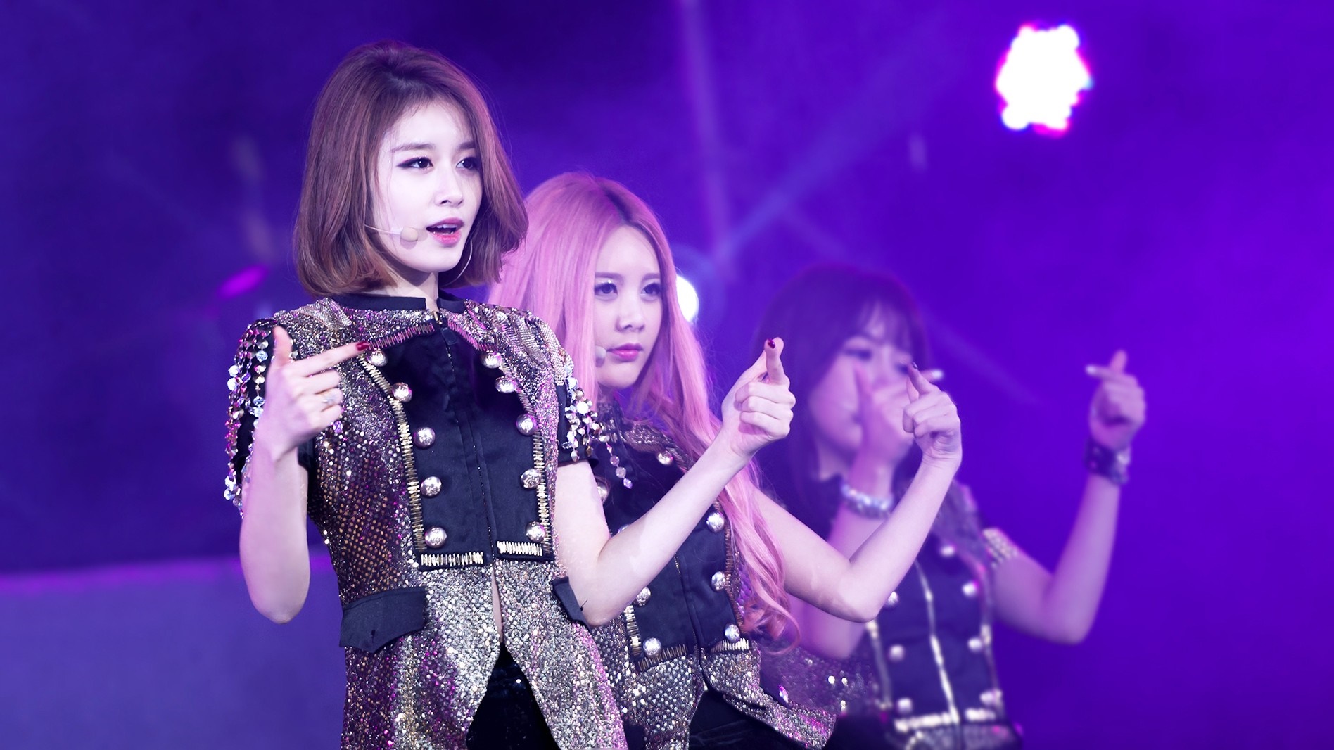 Jiyeon and T-ara members performing on stage HD Wallpaper