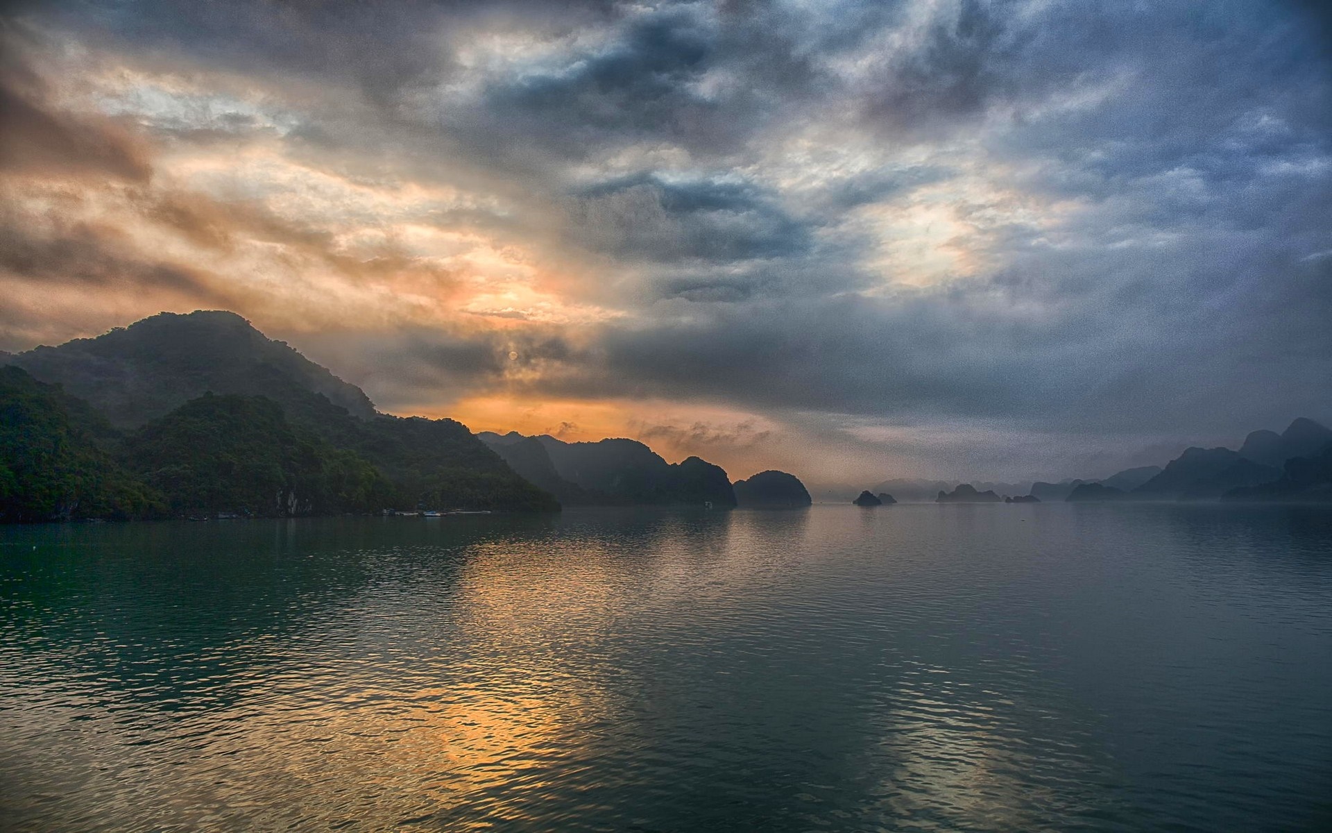 Sunrise over Halong Bay, Vietnam HD Wallpaper