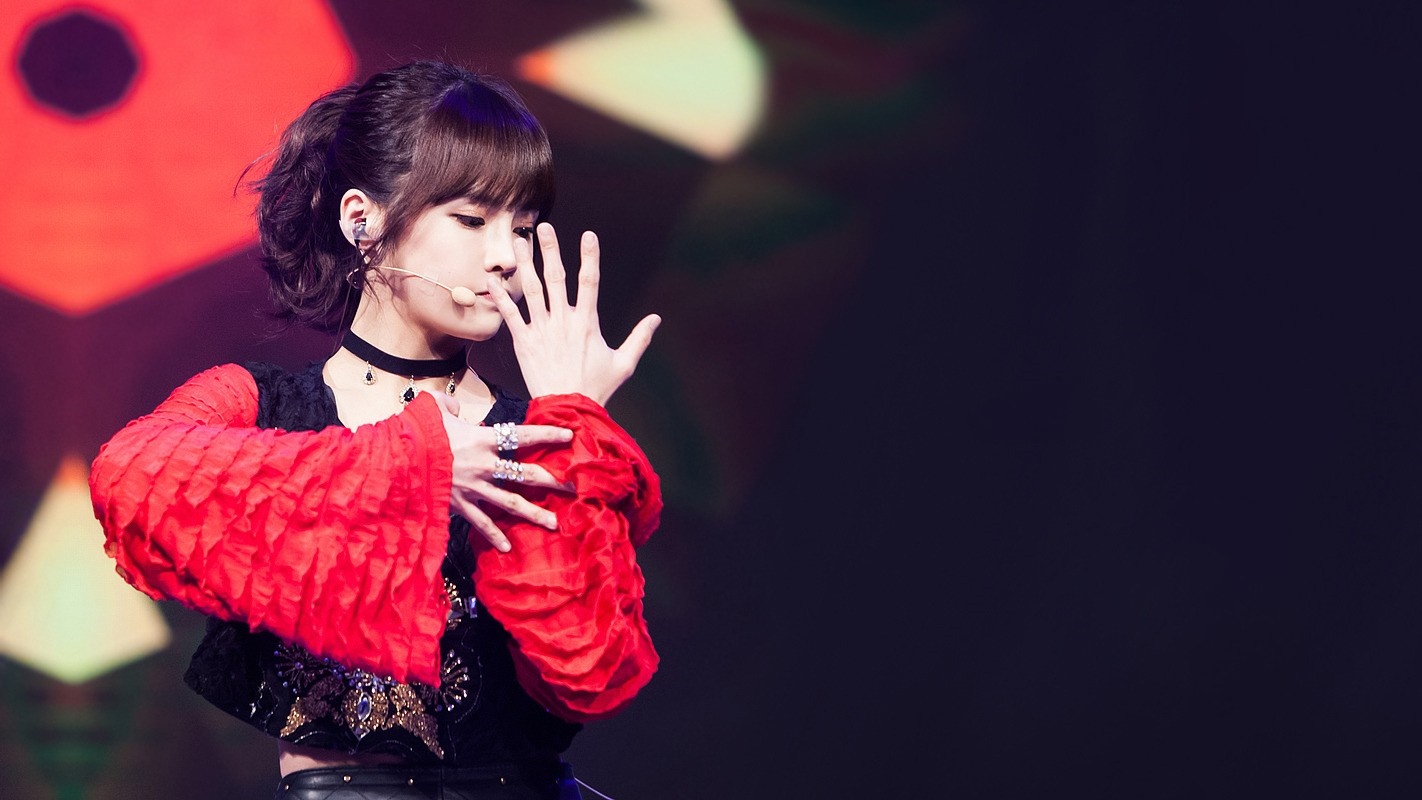 Jeon Bo-ram from T-ara performing on stage HD Wallpaper