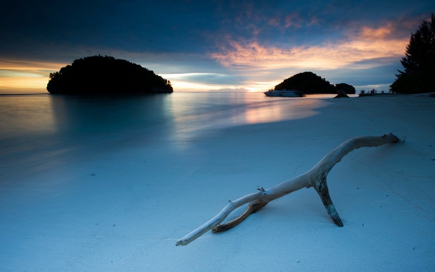 Tropical island beach at sunset with a boat HD Wallpaper