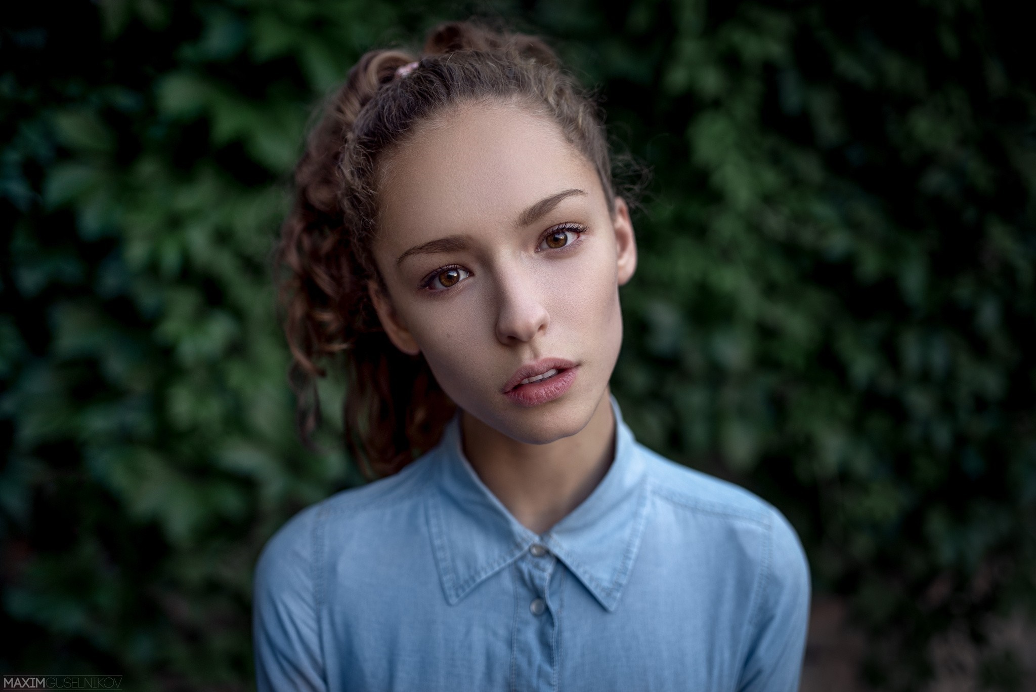 Portrait of a young woman with curly hair HD Wallpaper