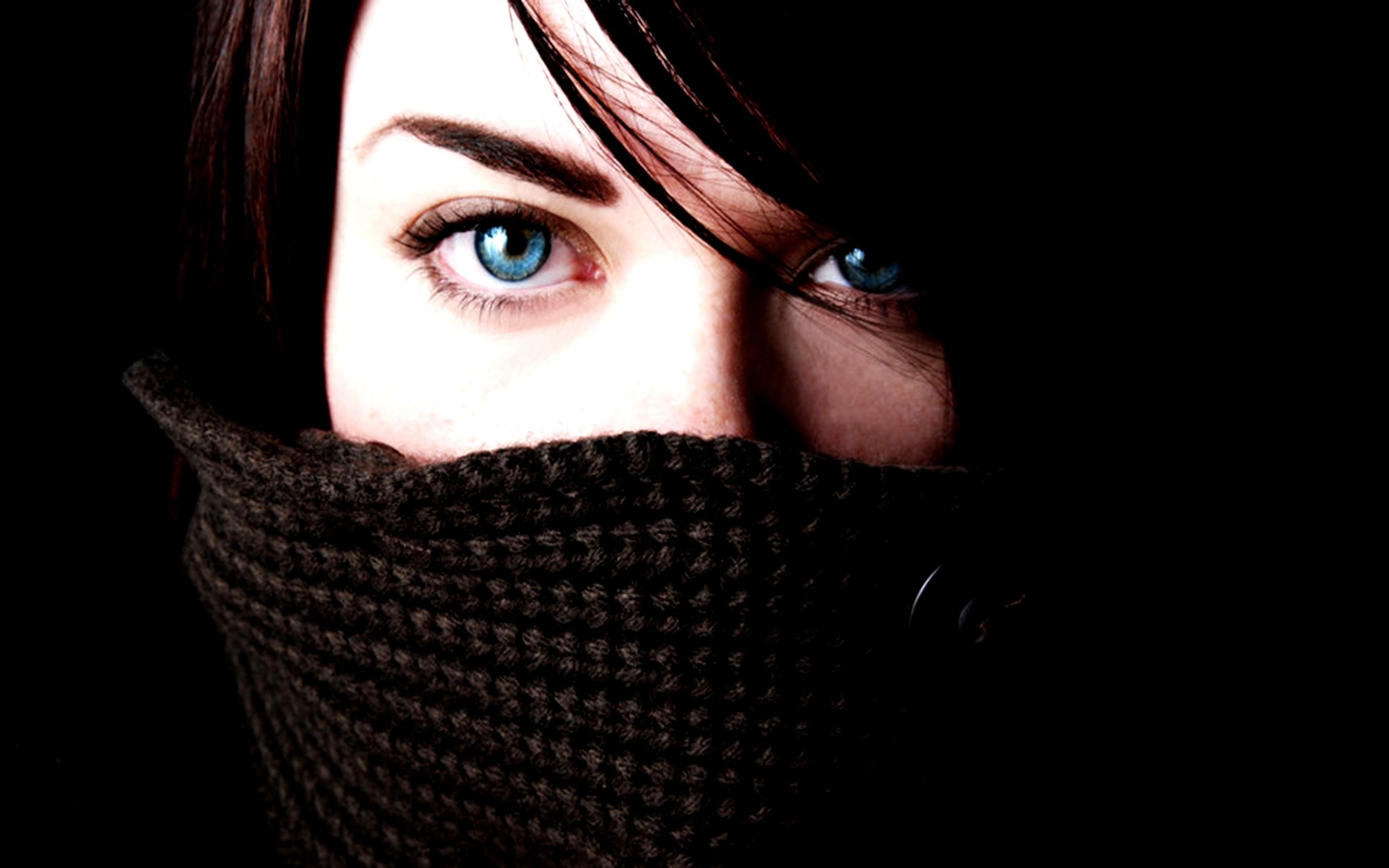 Close up of a woman's blue eyes and scarf HD Wallpaper