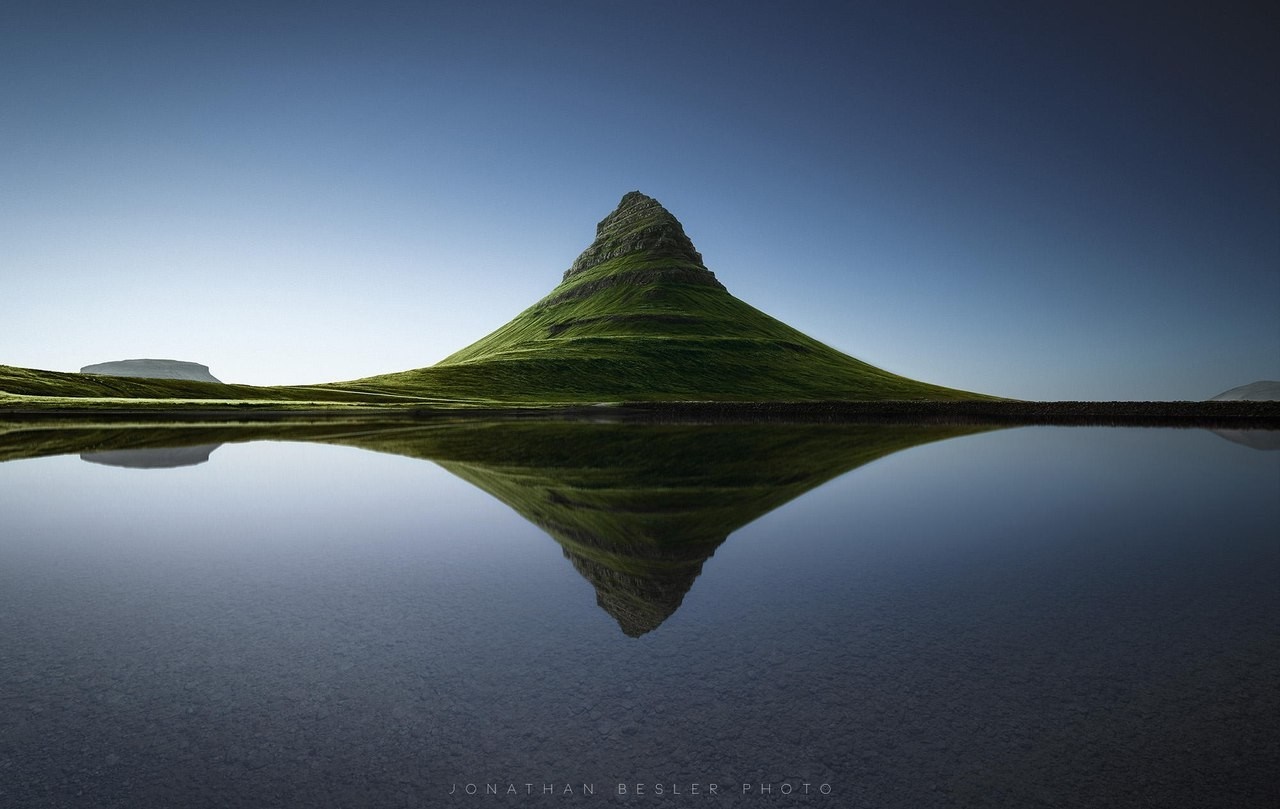 Kirkjufell mountain reflected in water HD Wallpaper