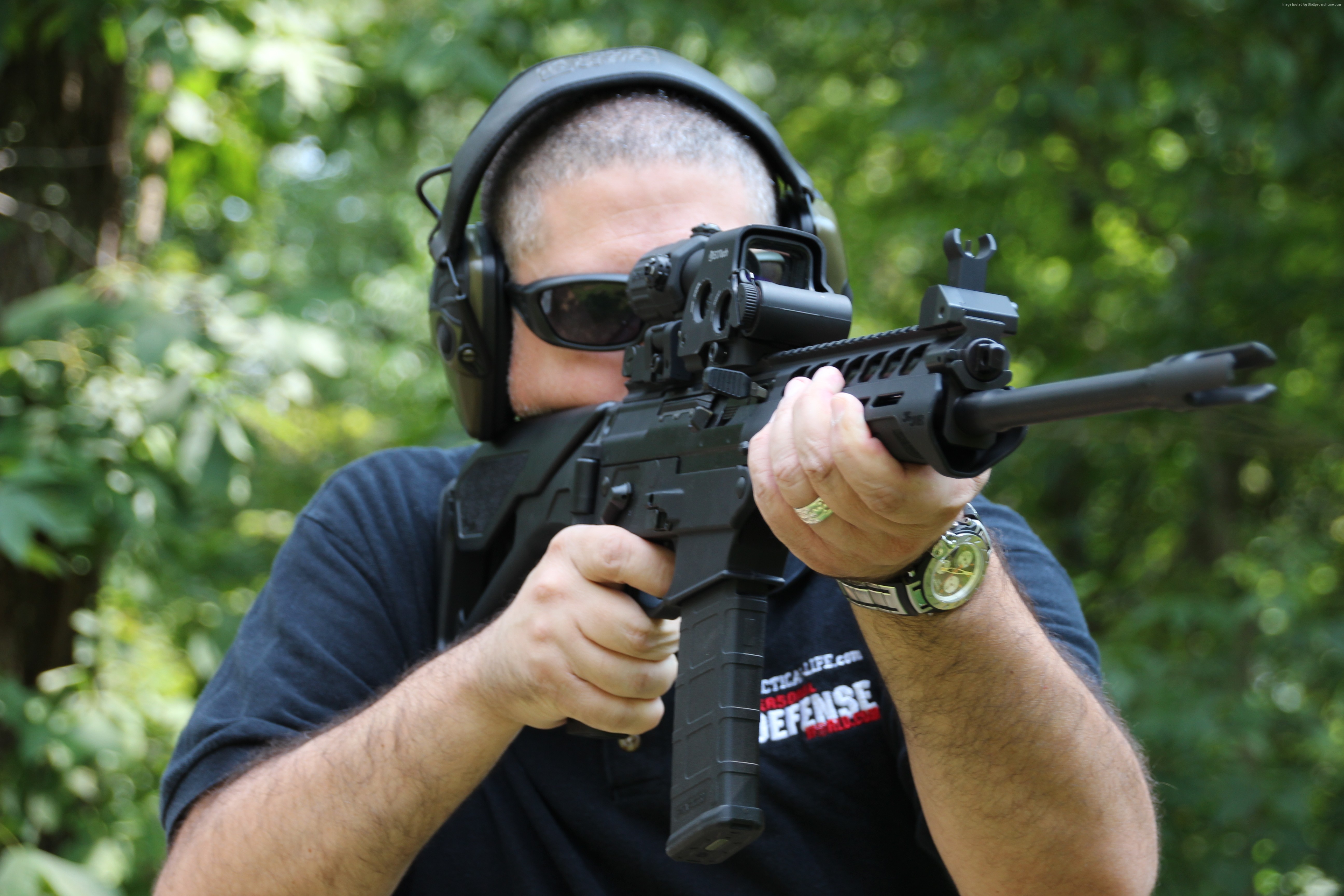 Man with SIG 556xi rifle and EOTech sight HD Wallpaper