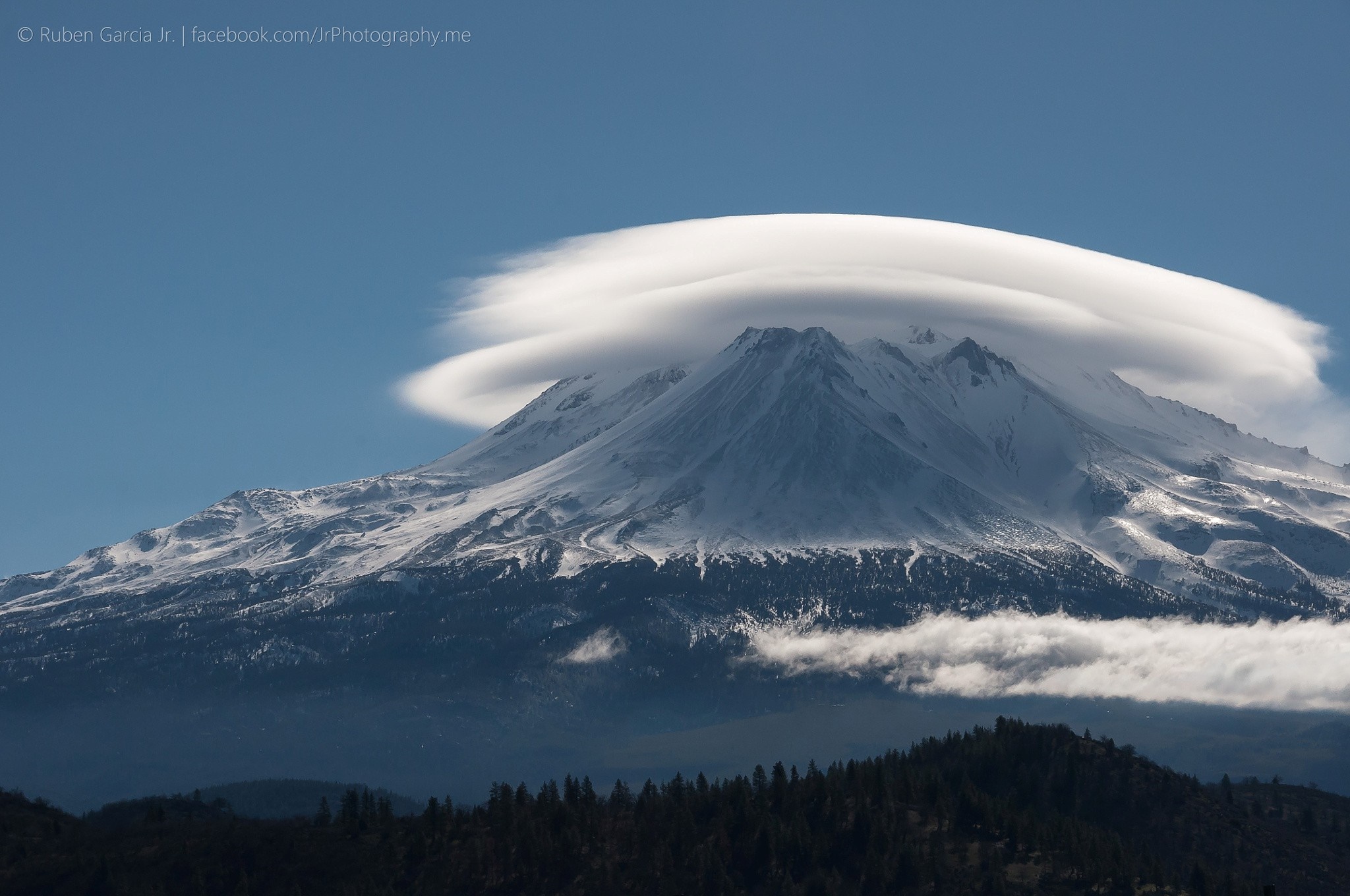 Snow-capped Mount Shasta with lenticular cloud HD Wallpaper