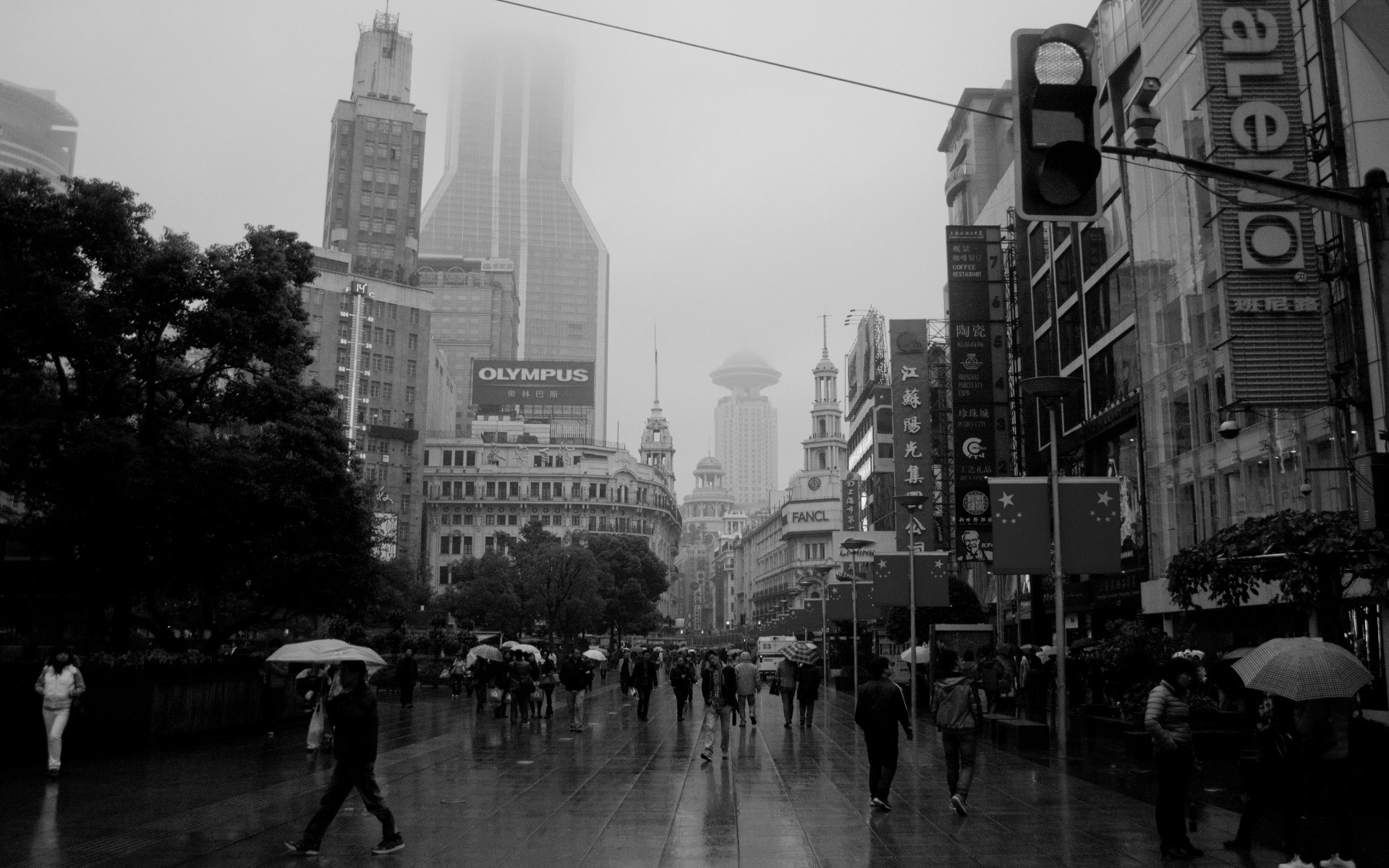 Monochrome Shanghai street scene in the rain HD Wallpaper