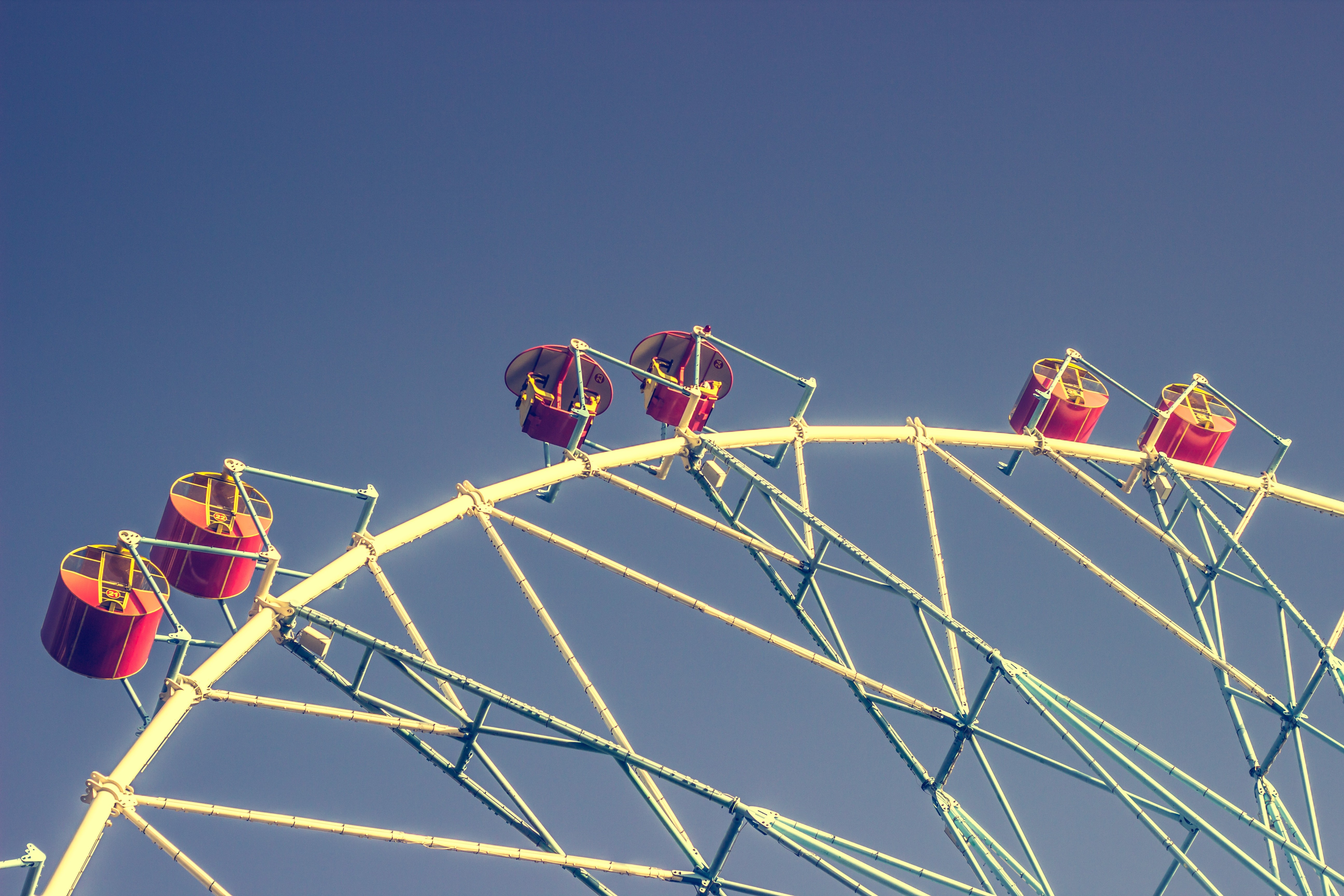 Ferris wheel with red gondolas against a clear blue sky HD Wallpaper
