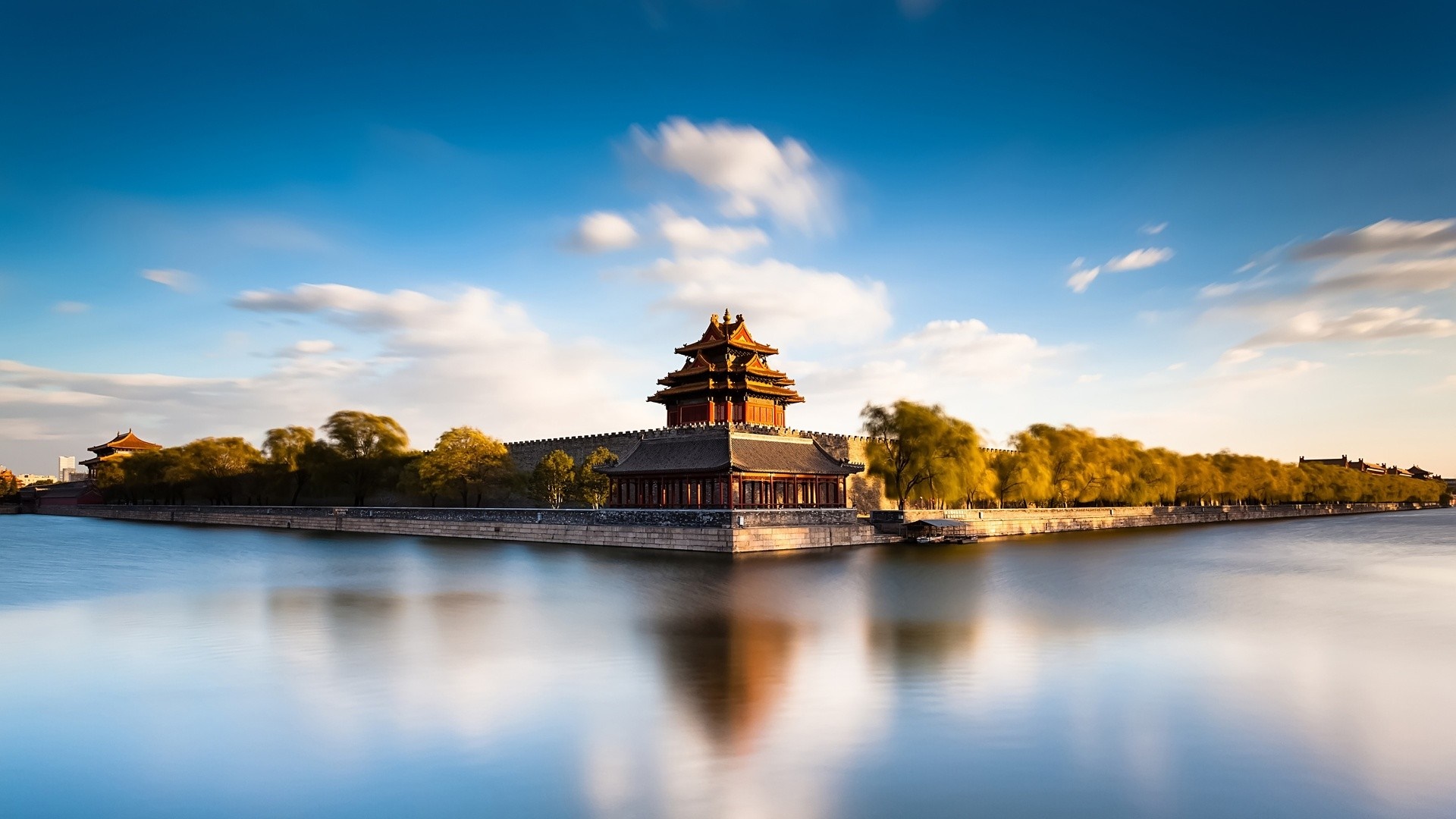 Corner tower of the Forbidden City reflected in the water HD Wallpaper