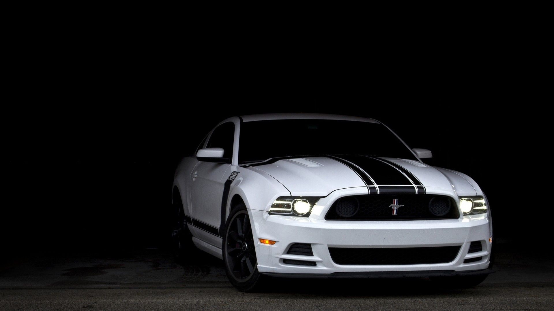 White Ford Mustang Boss 302 with black stripes HD Wallpaper