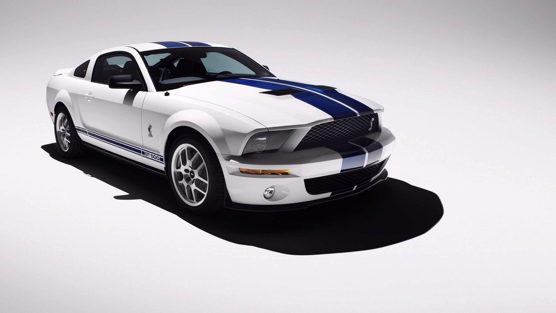 White Shelby Mustang GT500 with blue stripes HD Wallpaper