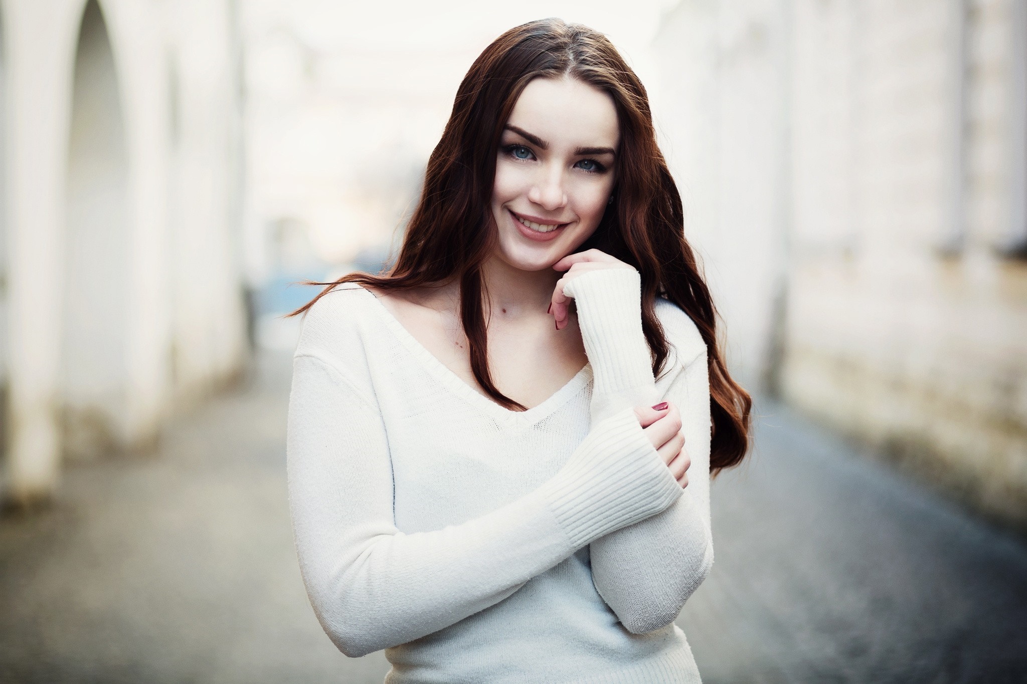Woman in white sweater posing outdoors HD Wallpaper