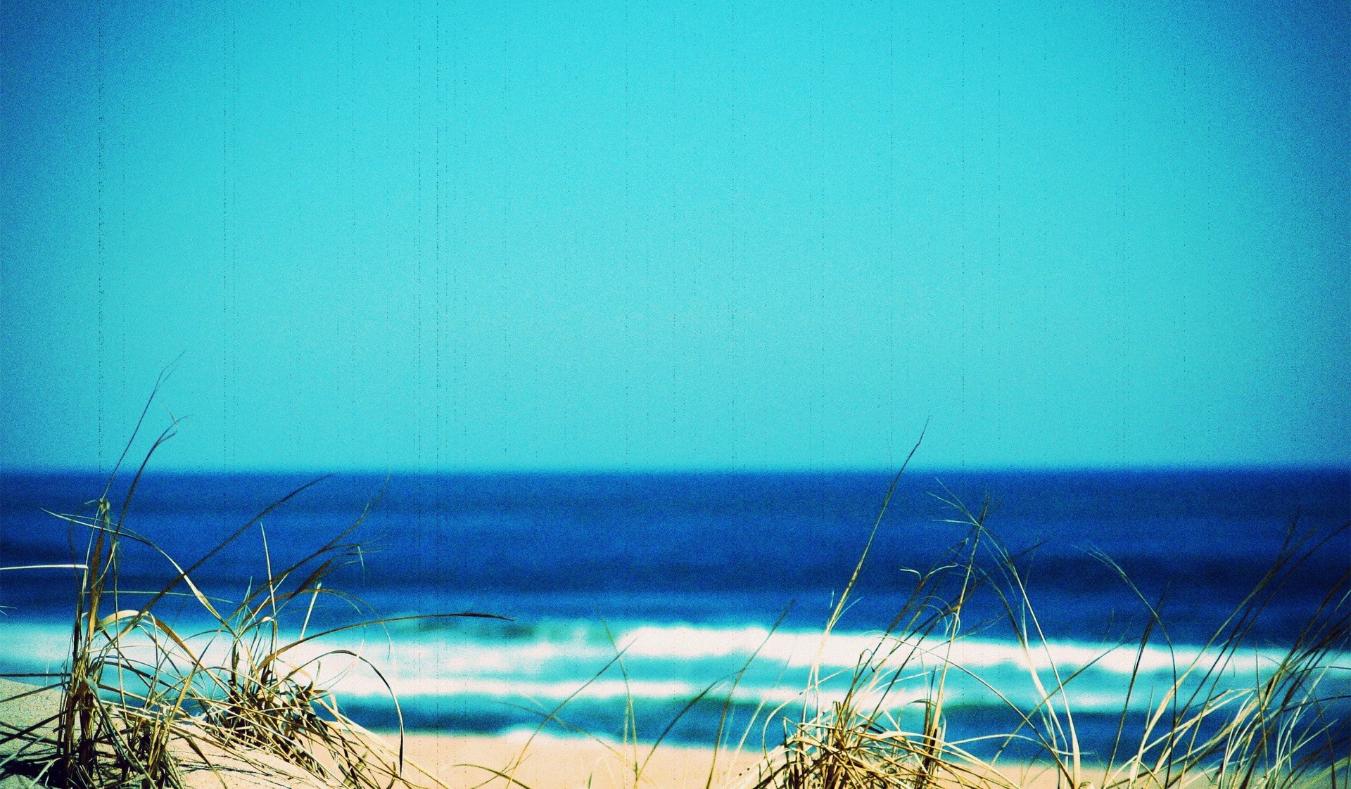 Beach with ocean waves and grass HD Wallpaper