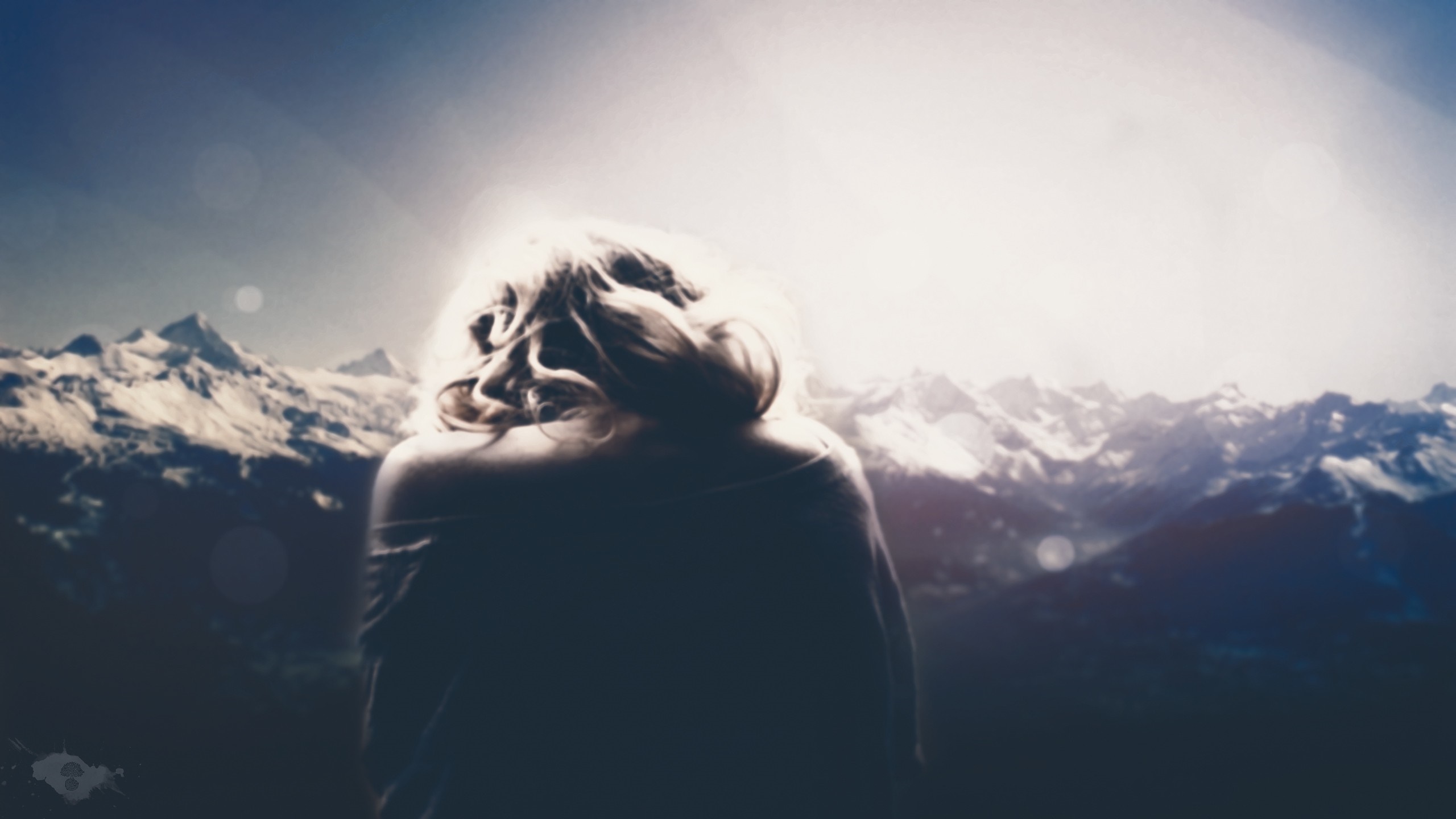 Woman with blonde hair in front of snowy mountains HD Wallpaper