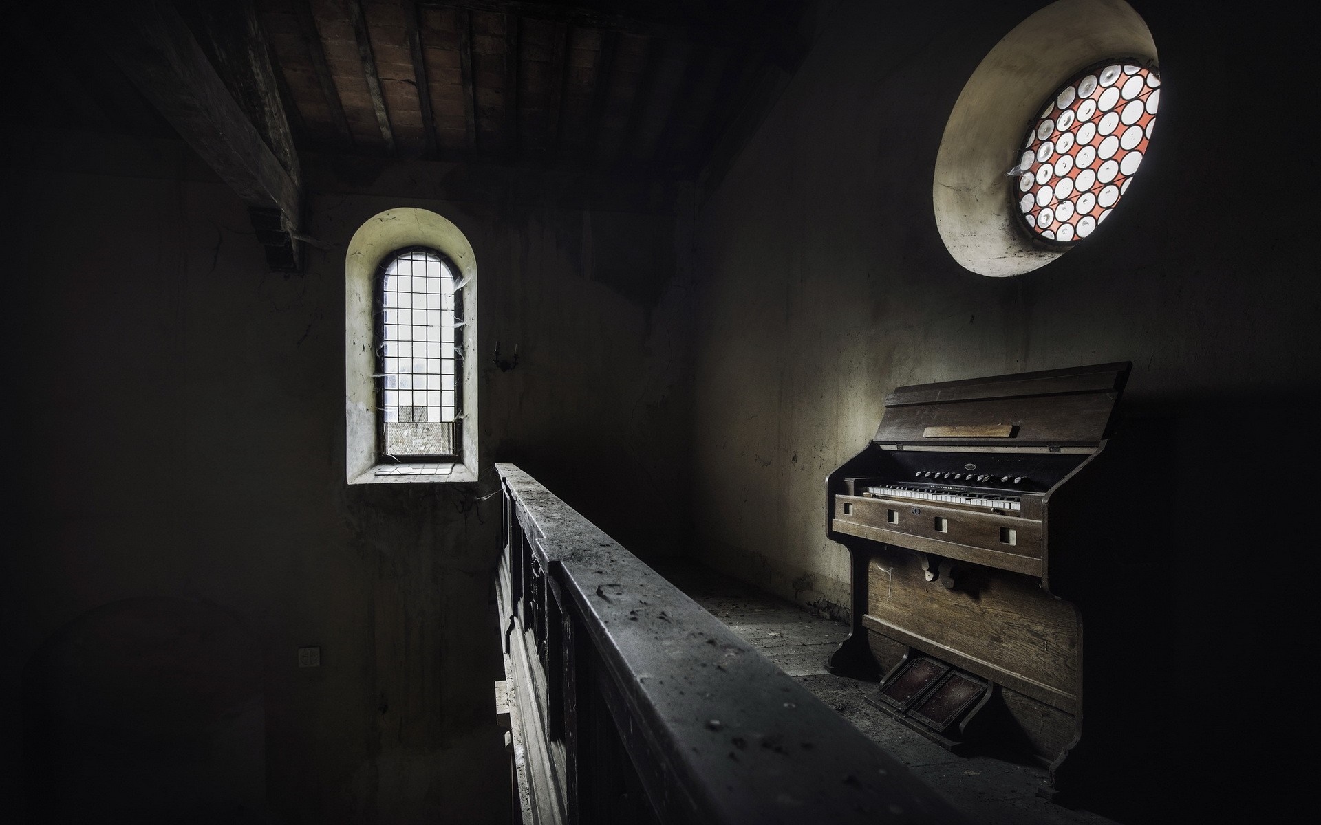 Abandoned organ in a dark, dusty room with windows HD Wallpaper