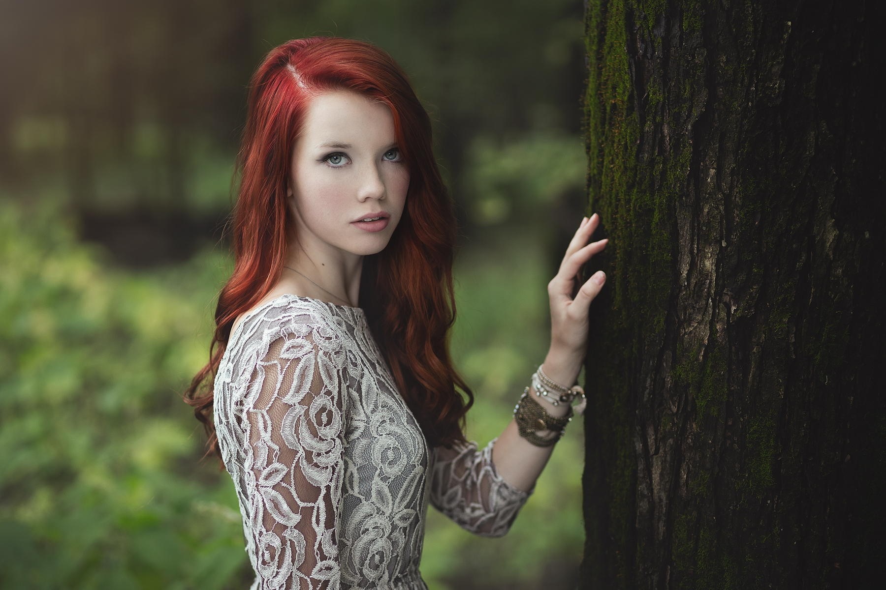 Woman with long red hair by a tree HD Wallpaper