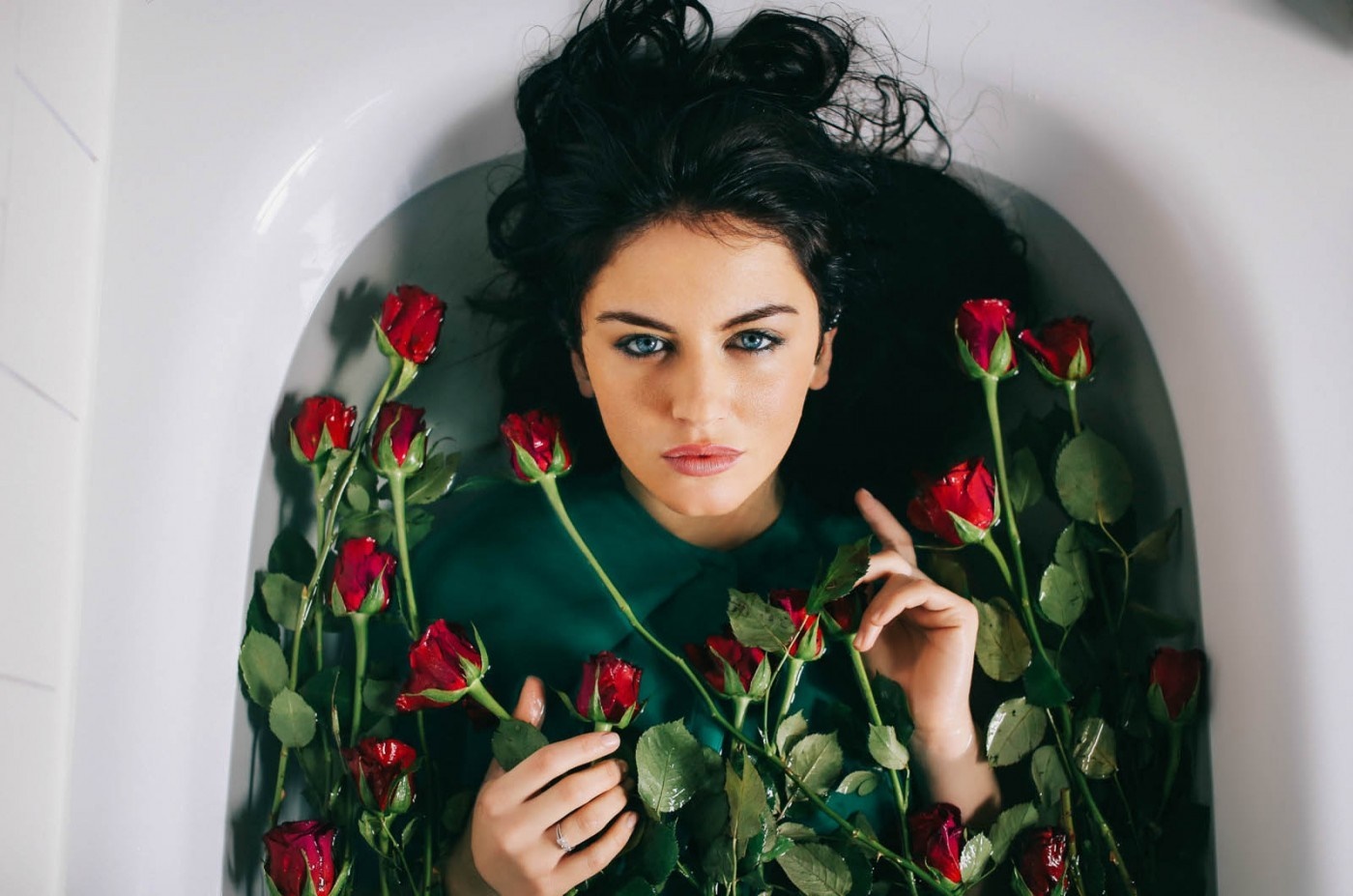 Woman in bathtub with red roses HD Wallpaper