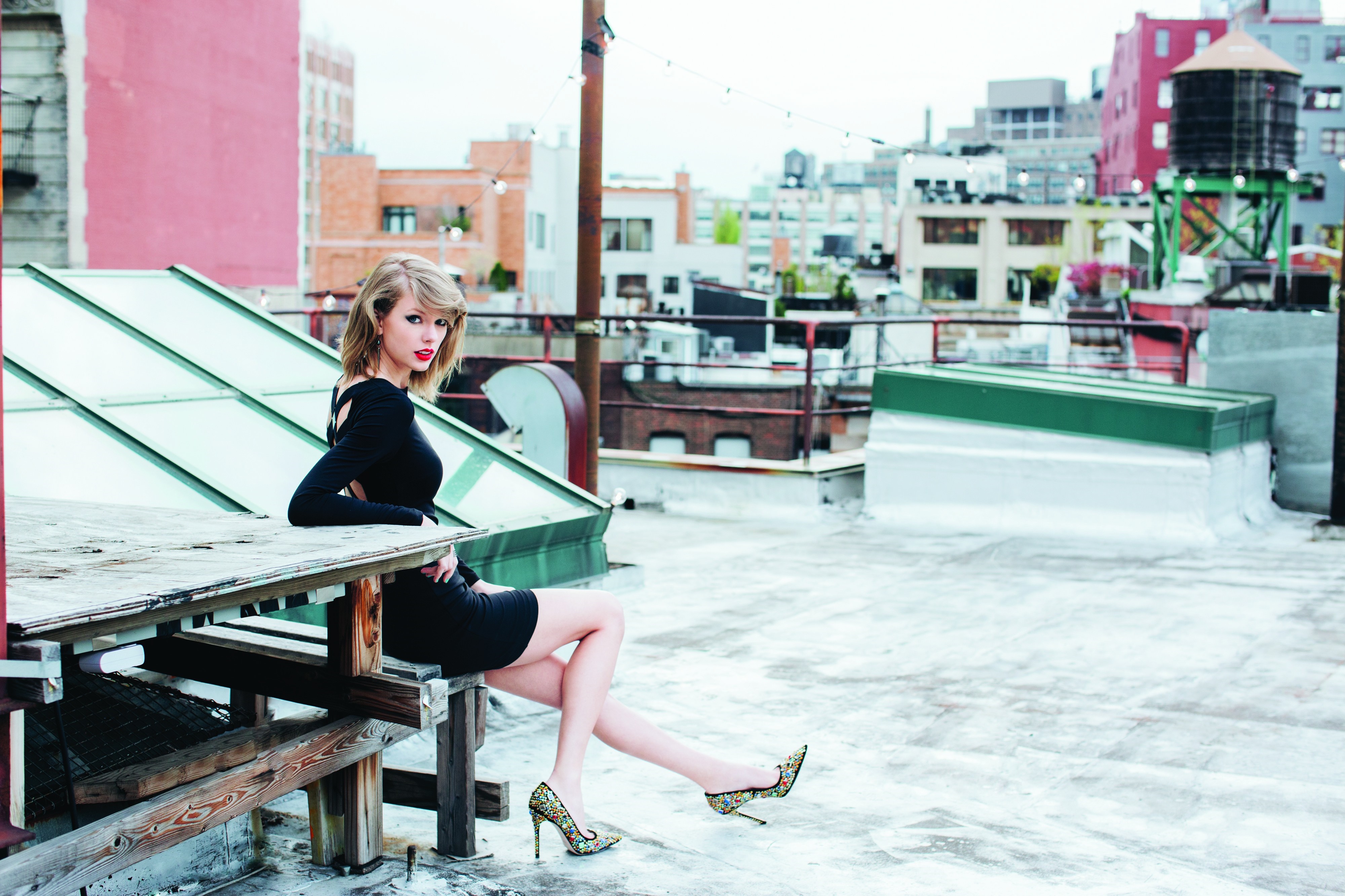 Taylor Swift on a New York City Rooftop HD Wallpaper