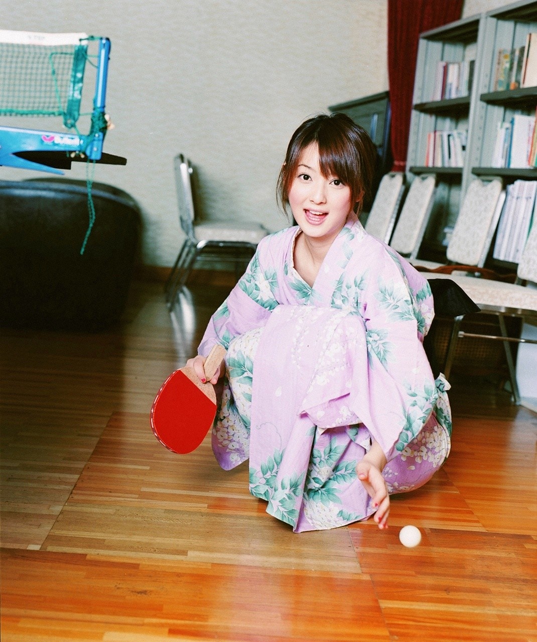 Asian woman in kimono playing ping pong HD Wallpaper
