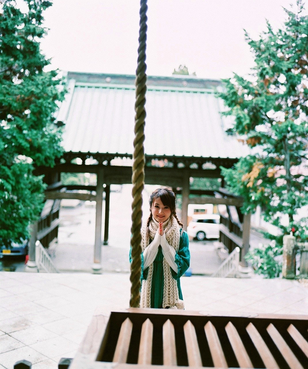 Sasaki Nozomi in traditional Japanese temple setting HD Wallpaper