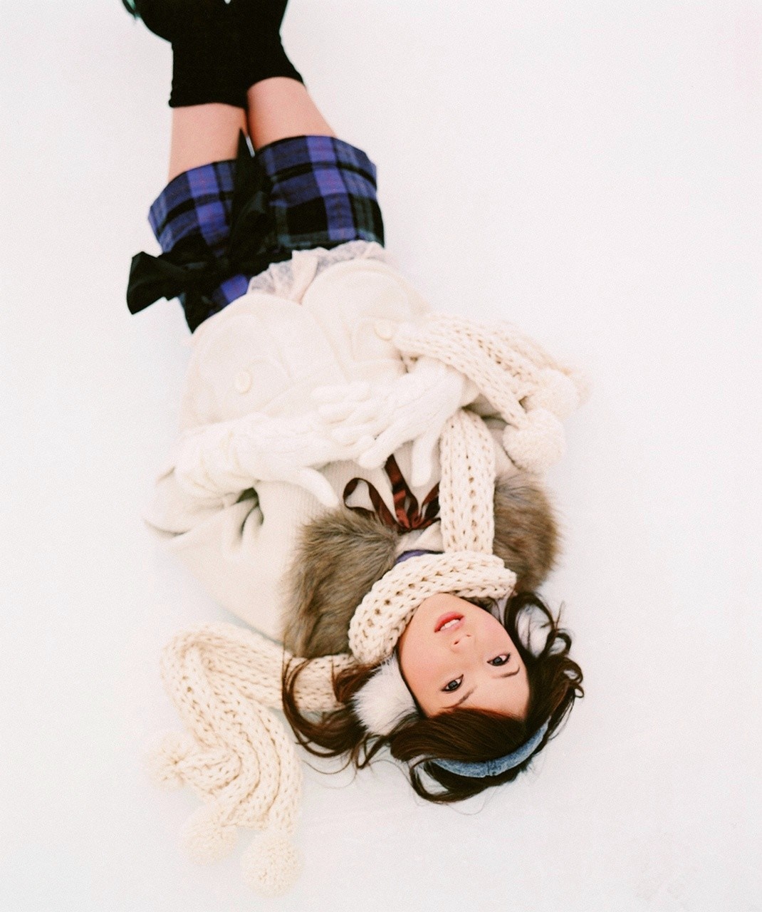 Sasaki Nozomi lying down in winter clothes HD Wallpaper
