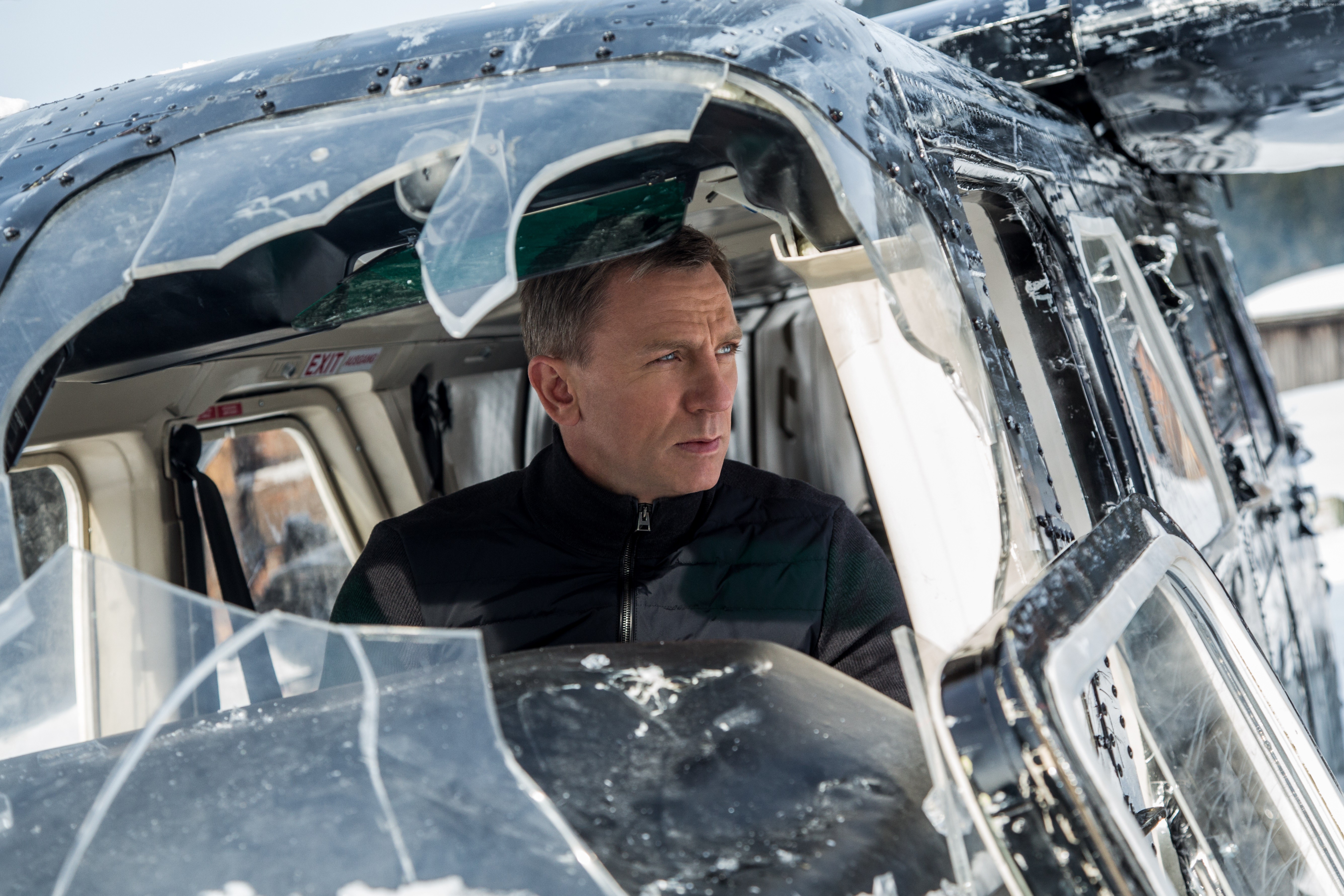 Daniel Craig in a damaged helicopter from Spectre HD Wallpaper