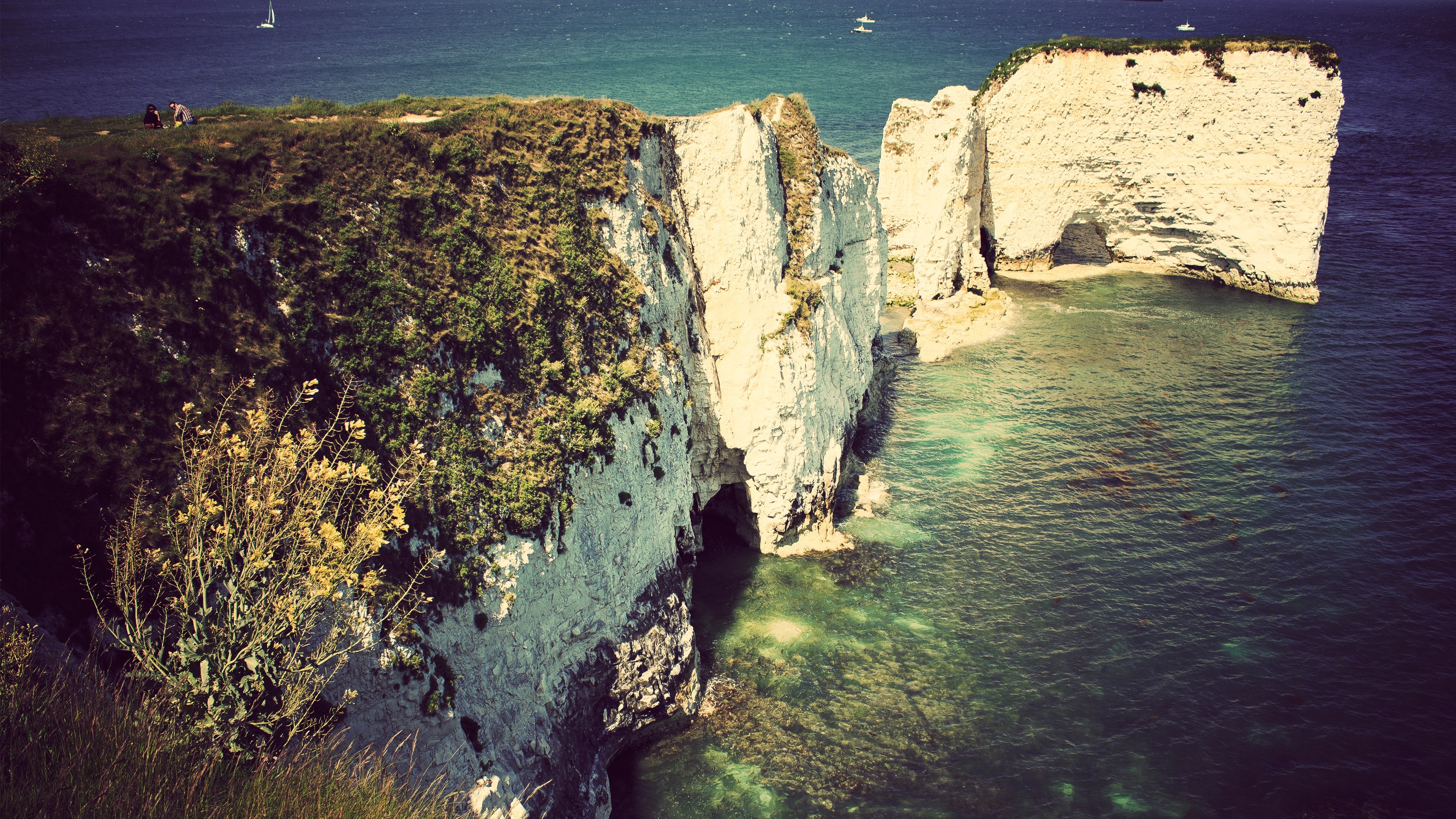 White chalk cliffs and turquoise sea HD Wallpaper
