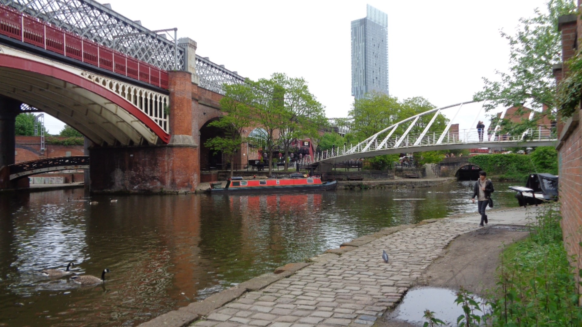 Canal with bridges and a skyscraper in Manchester HD Wallpaper