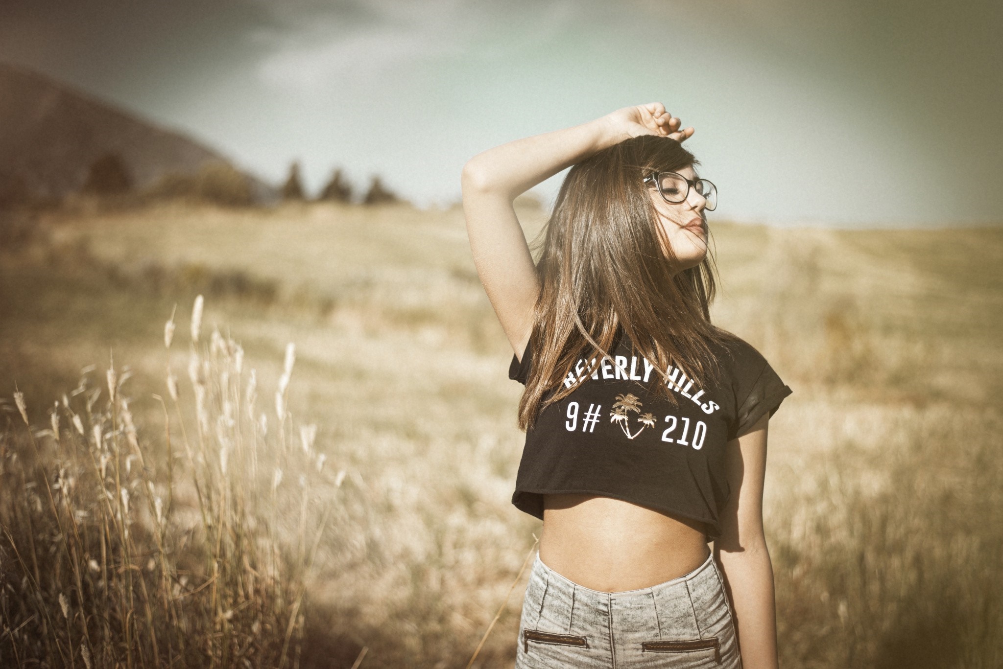Woman in crop top and glasses in a field HD Wallpaper